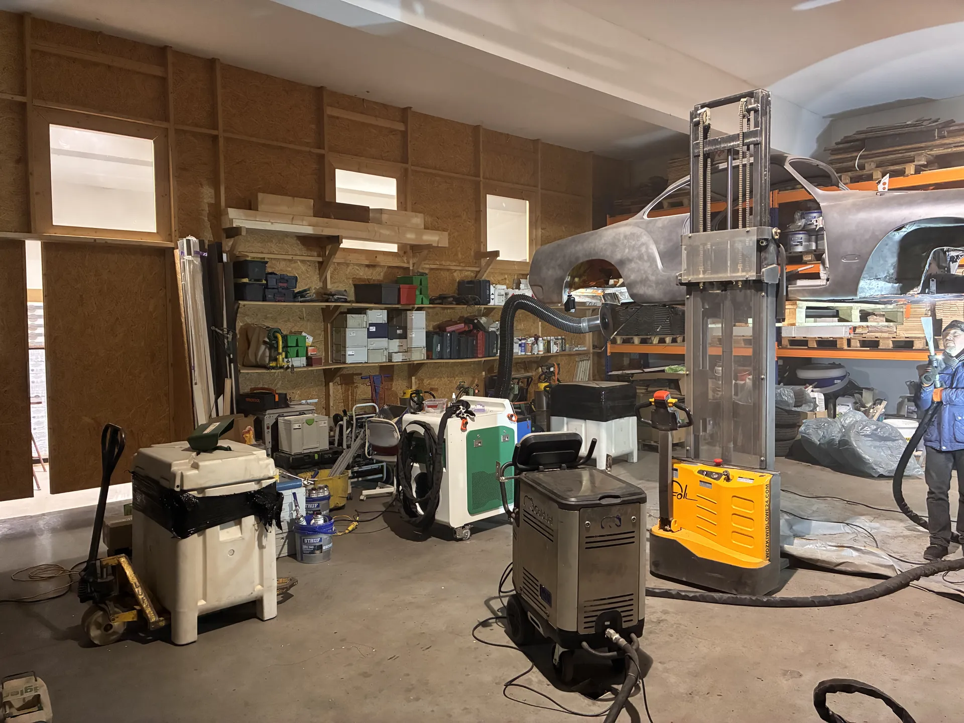 Operator LaserSystem przy pracy z laserem czyszczącym