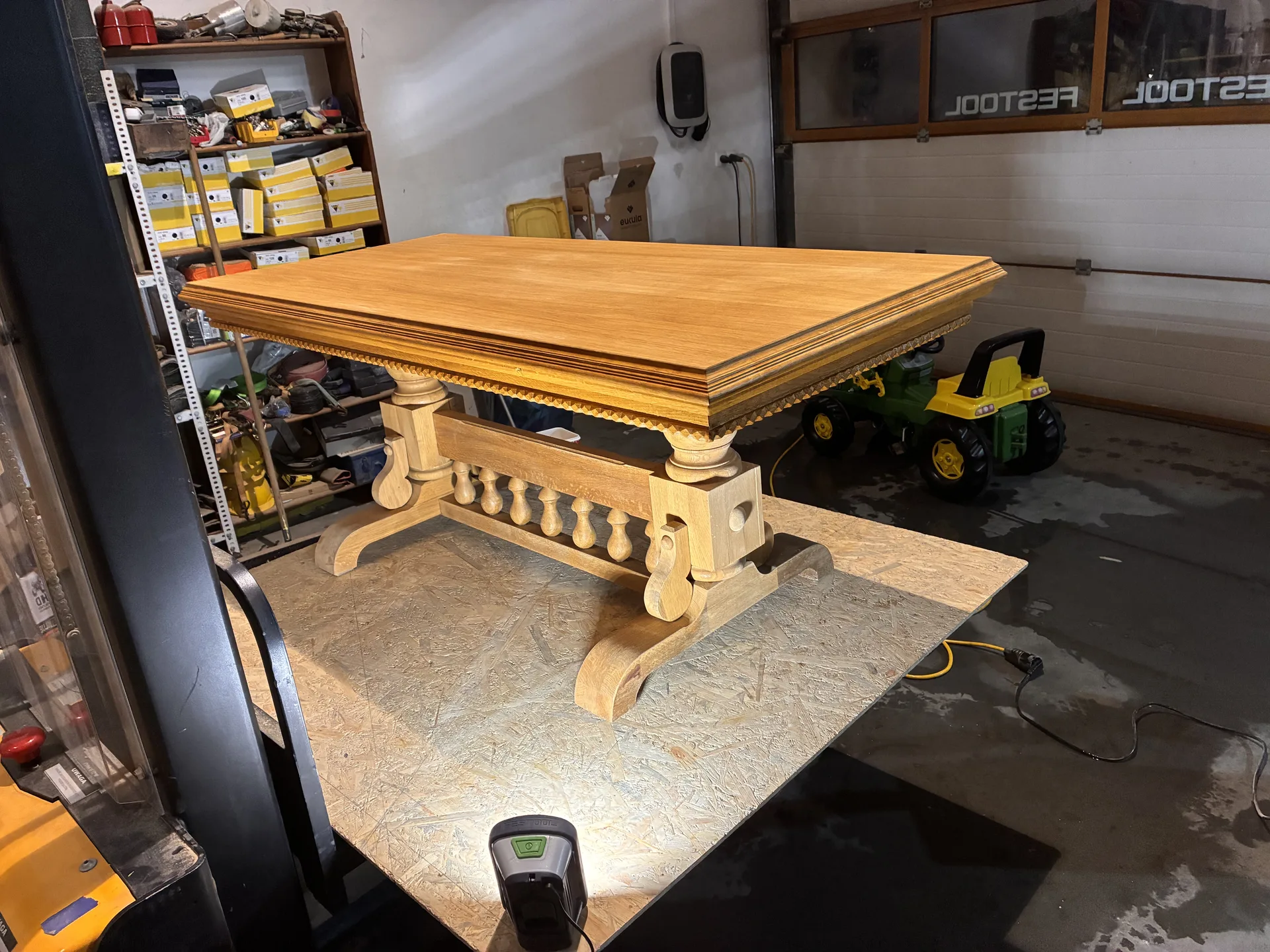 Czyszczenie laserowe blatu drewnianego w trakcie