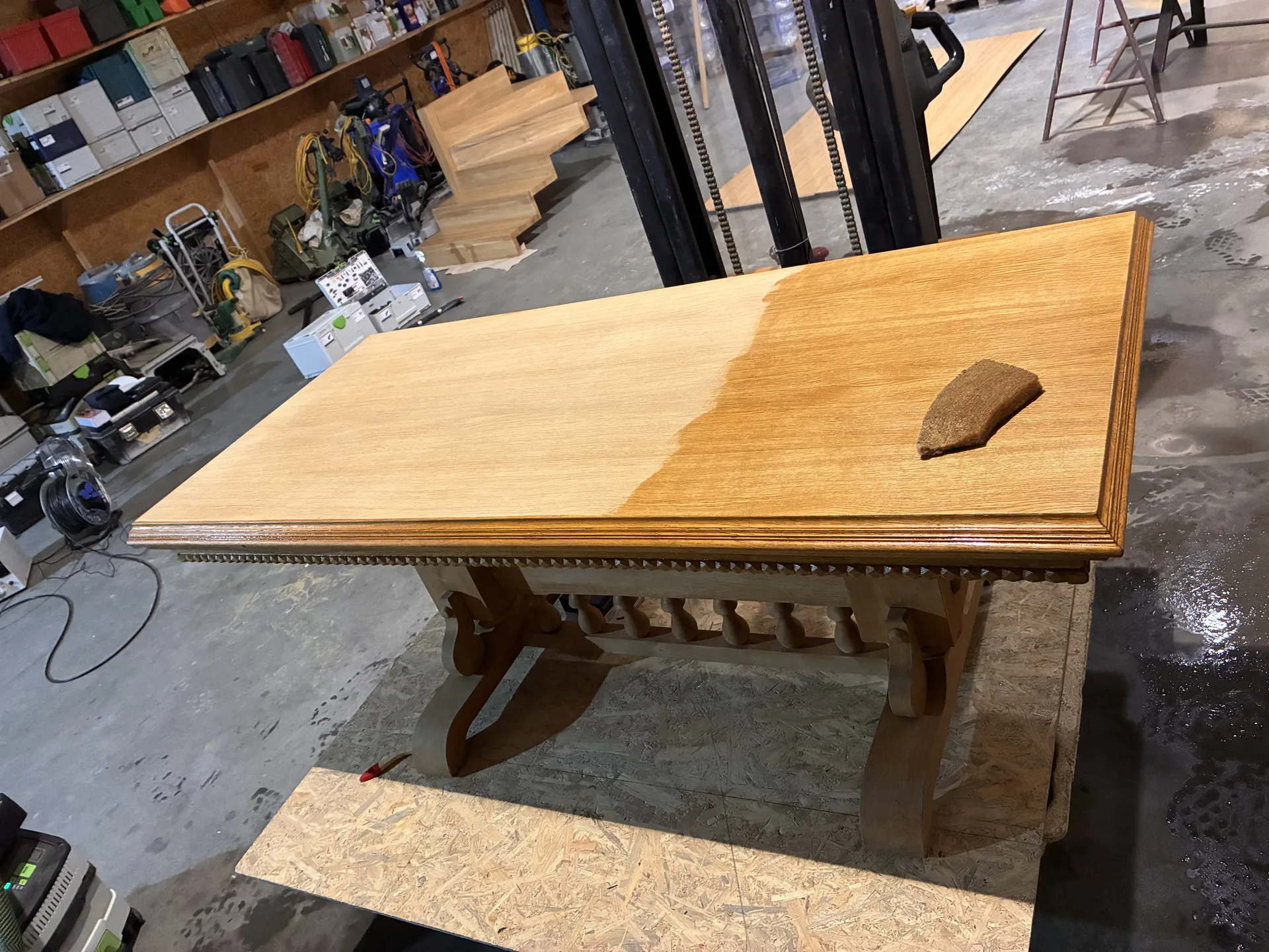 Powierzchnia blatu drewnianego podczas czyszczenia laserem