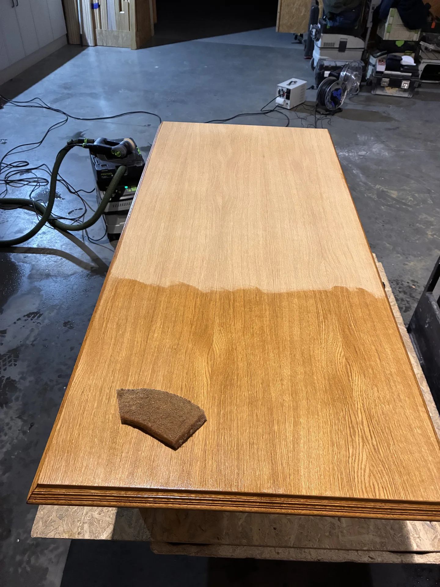 Detal czyszczenia laserowego panelu drewnianego