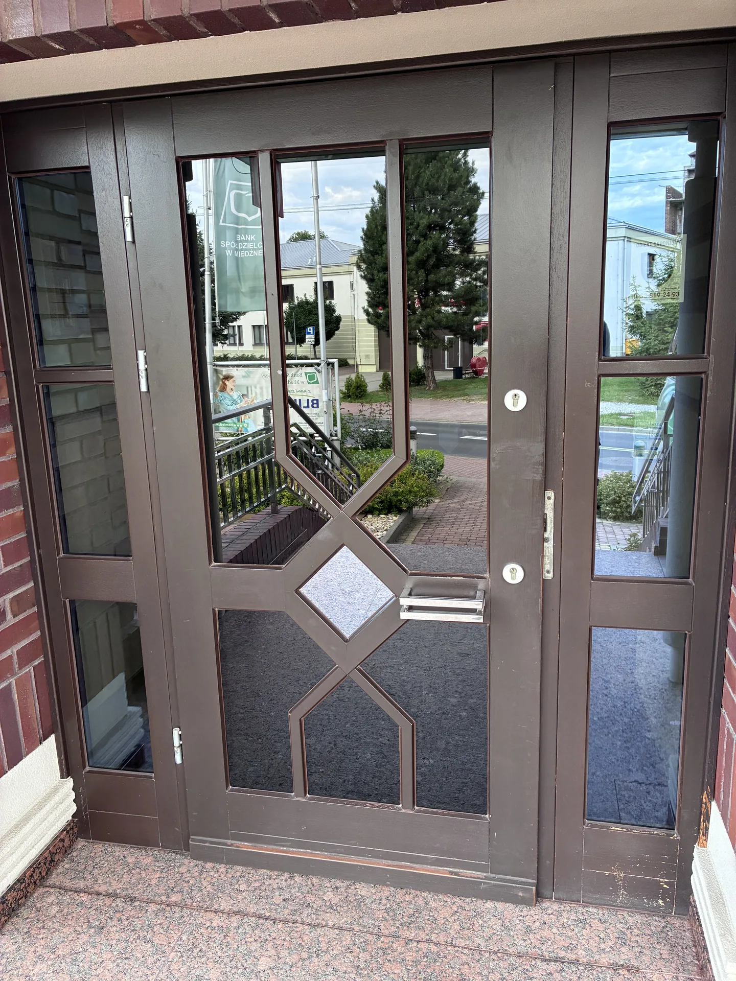 Drzwi wejściowe przeszklone przed renowacją
