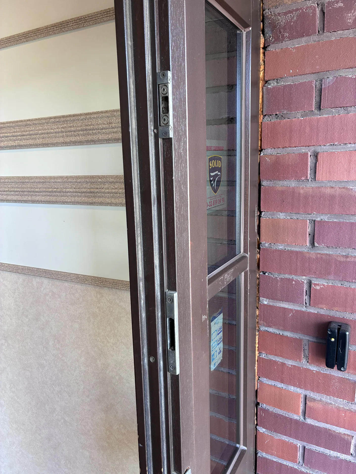 Zbliżenie na starą farbę na drzwiach