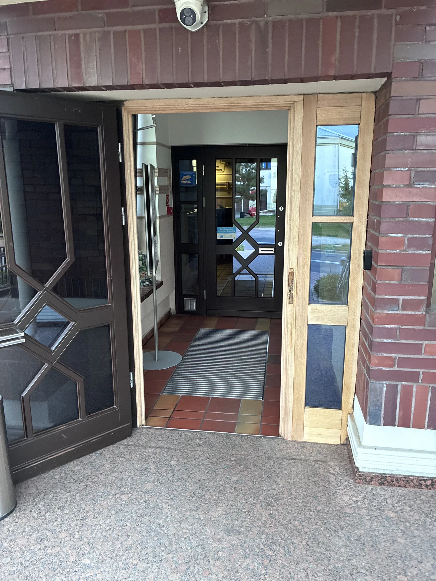 Drzwi wejściowe w trakcie demontażu