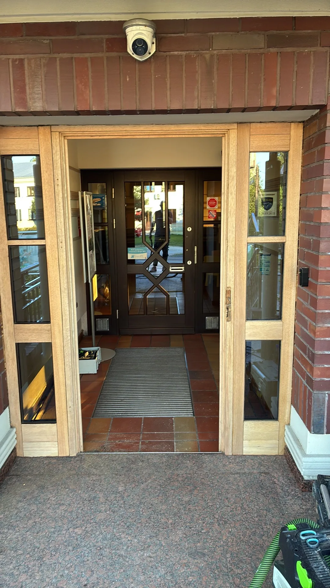 Drzwi przygotowane do czyszczenia laserowego