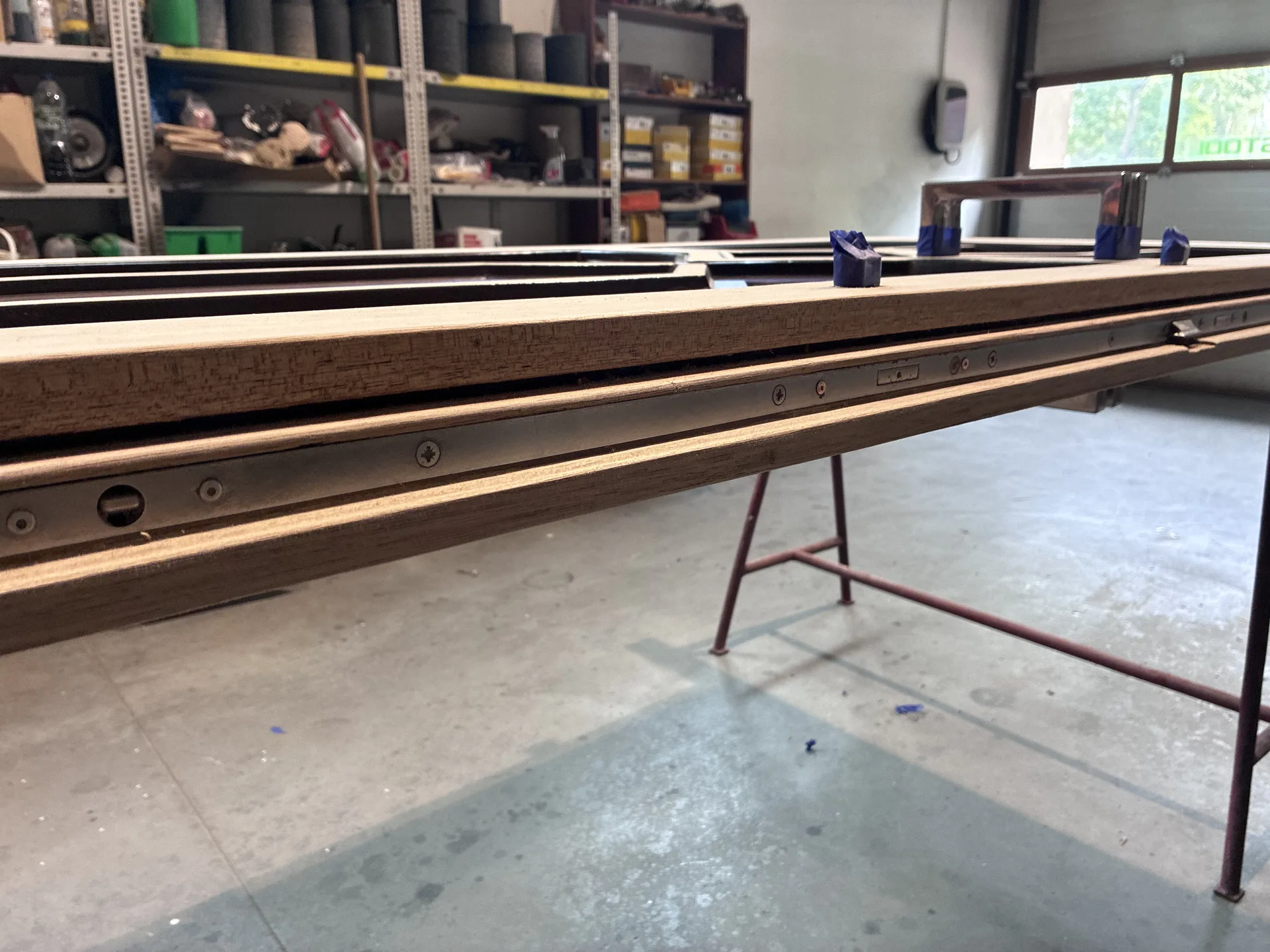 Usuwanie starej farby laserem z drzwi