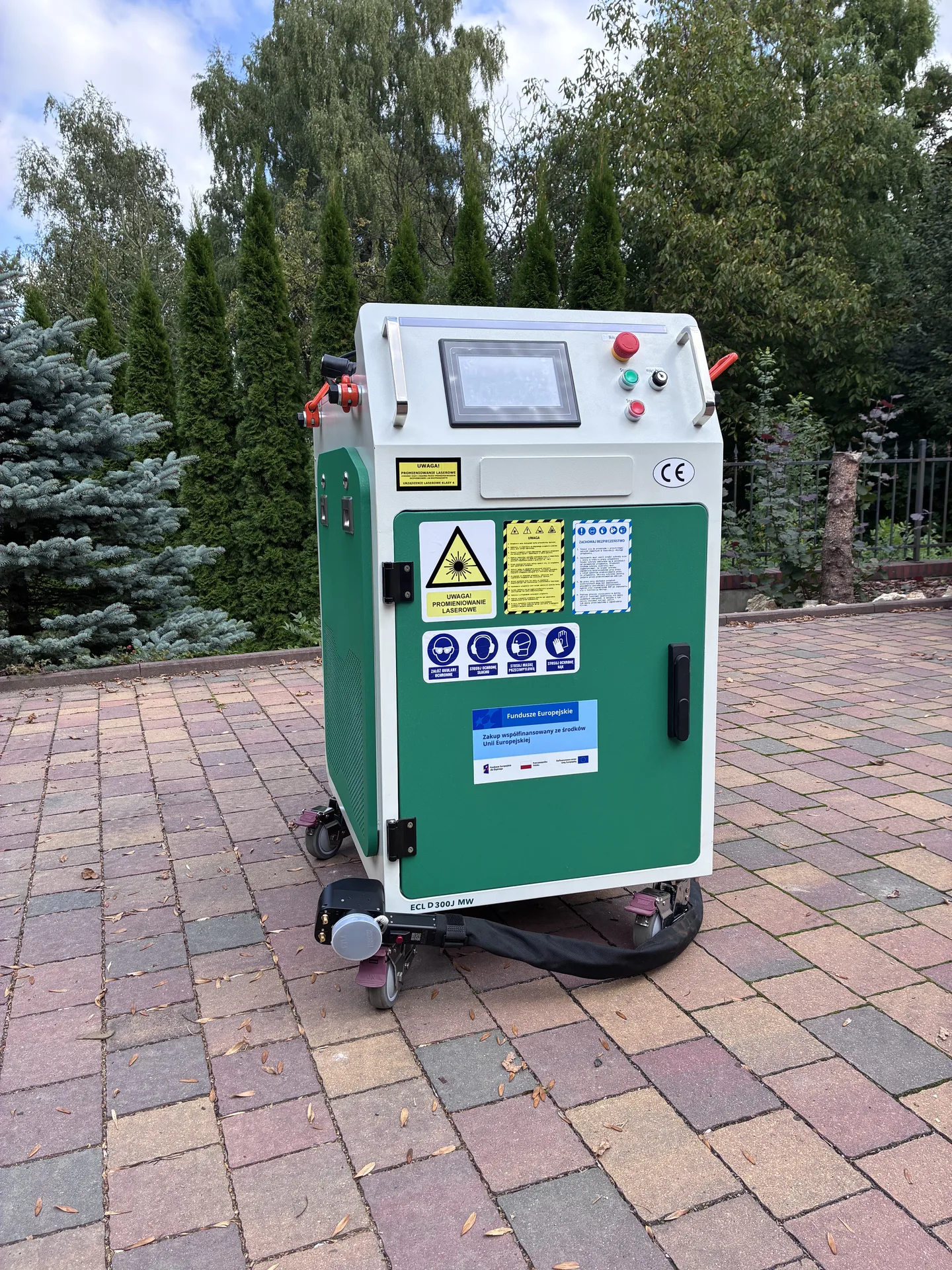 Drzwi w trakcie czyszczenia laserowego