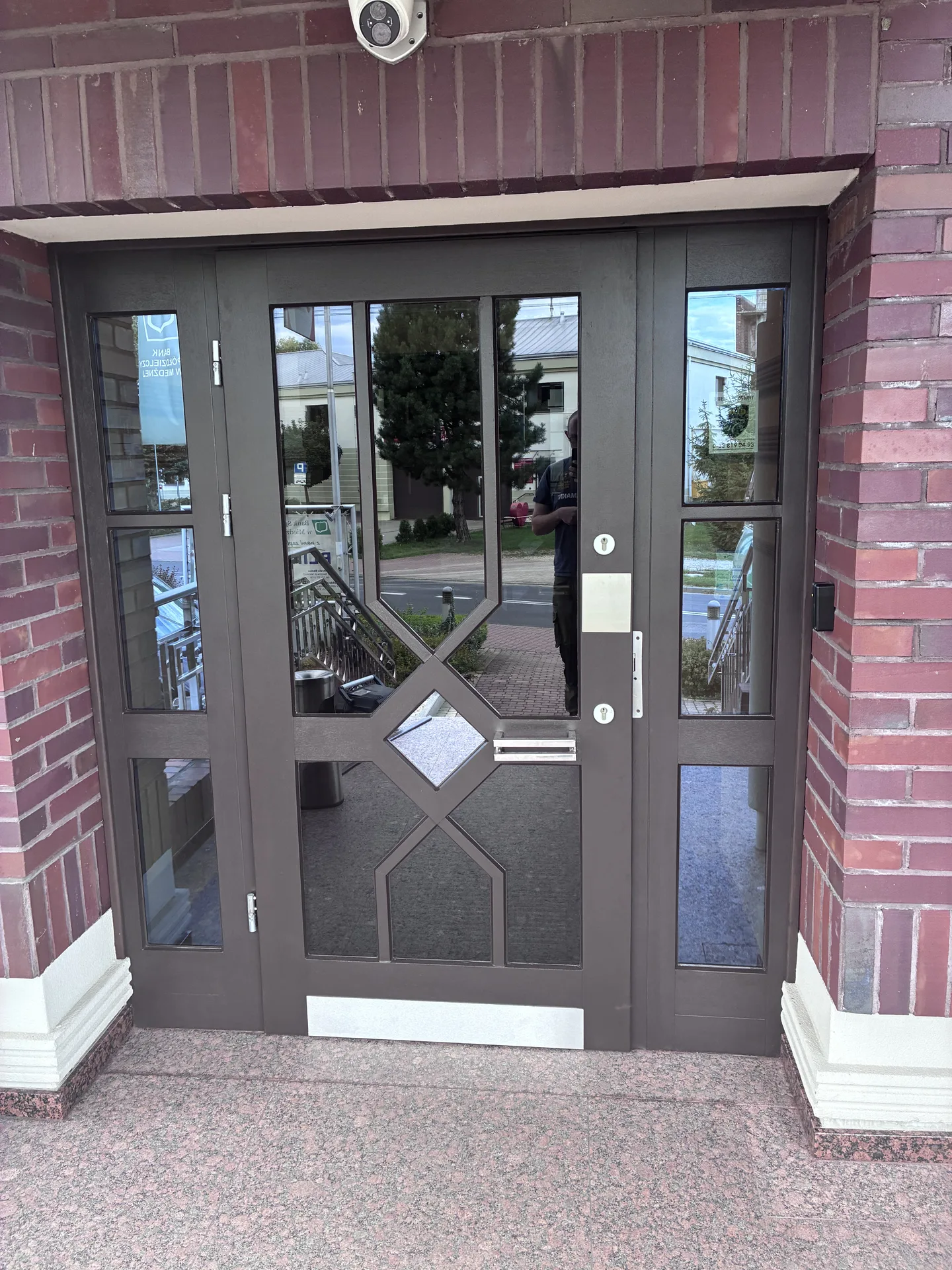 Drzwi wejściowe przeszklone po renowacji