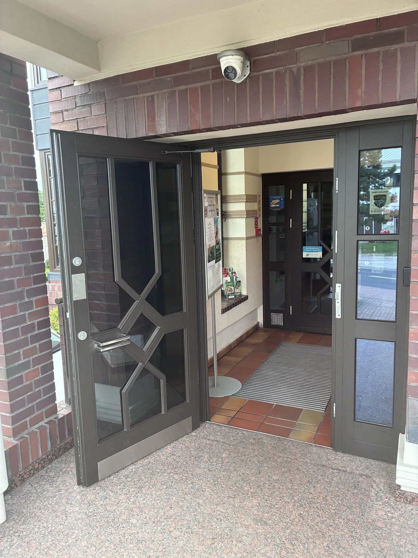 Odnowione okucia drzwi wejściowych