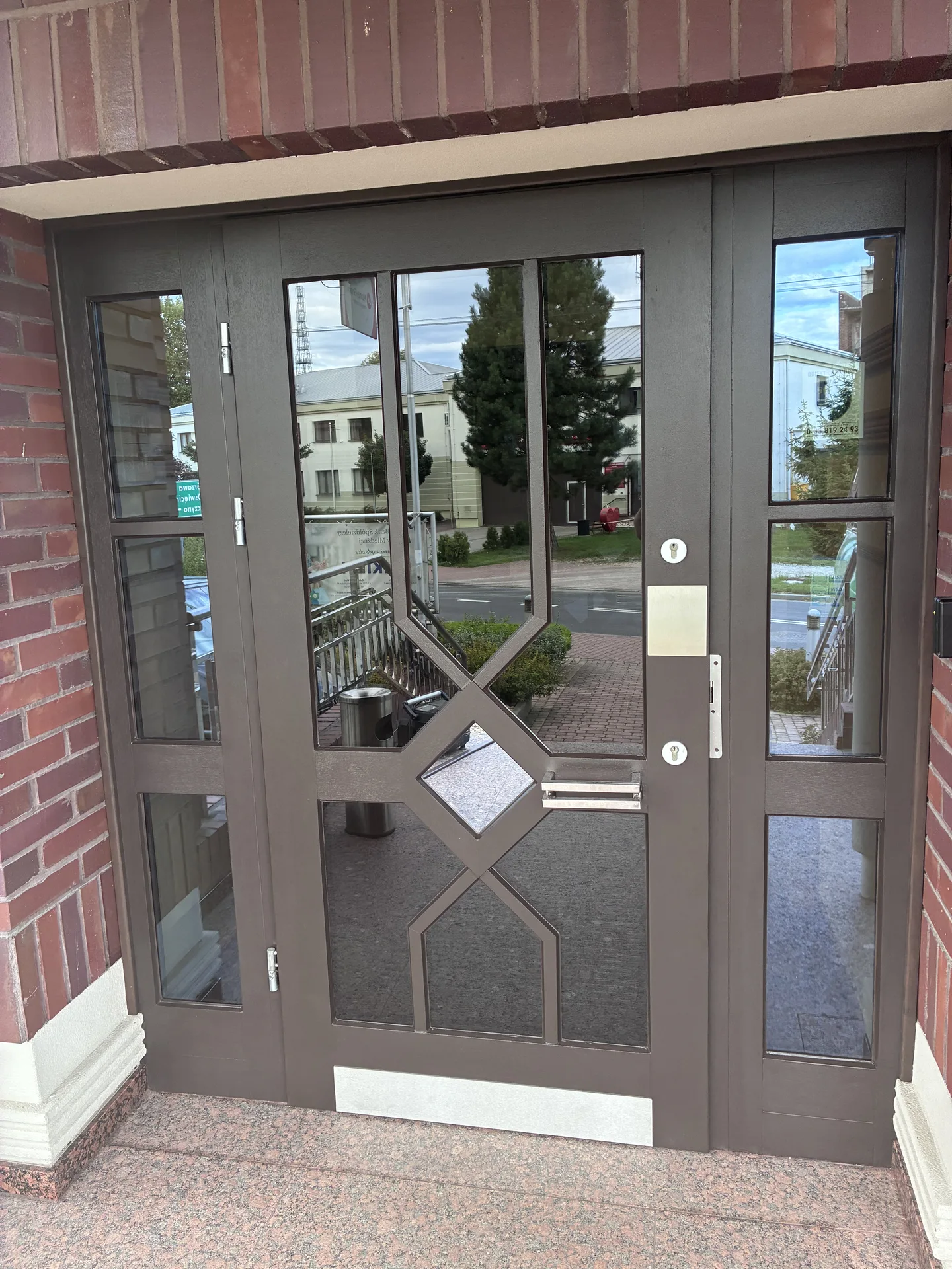 Drzwi wejściowe po renowacji — zbliżenie