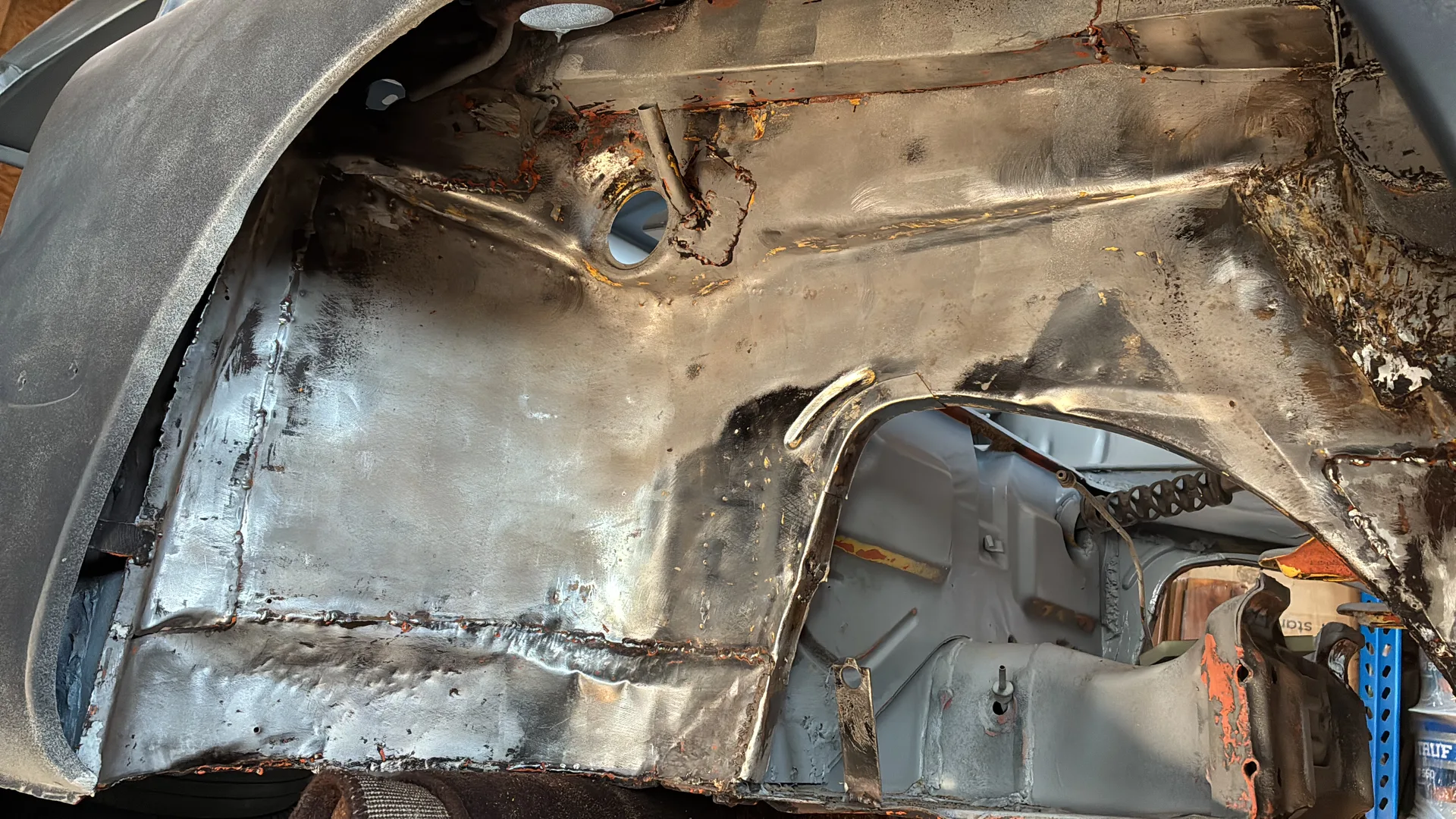 Detal karoserii Karmann Ghia w trakcie czyszczenia laserem