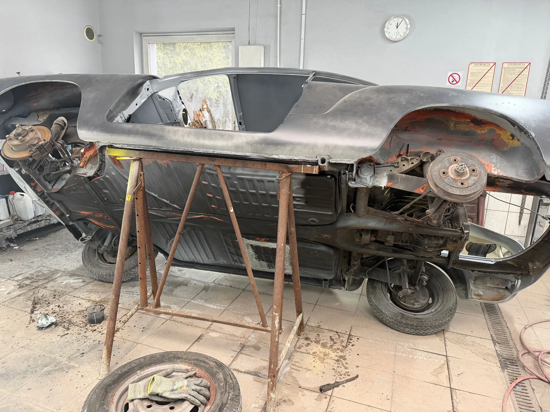 Zbliżenie na oczyszczoną blachę Karmann Ghia