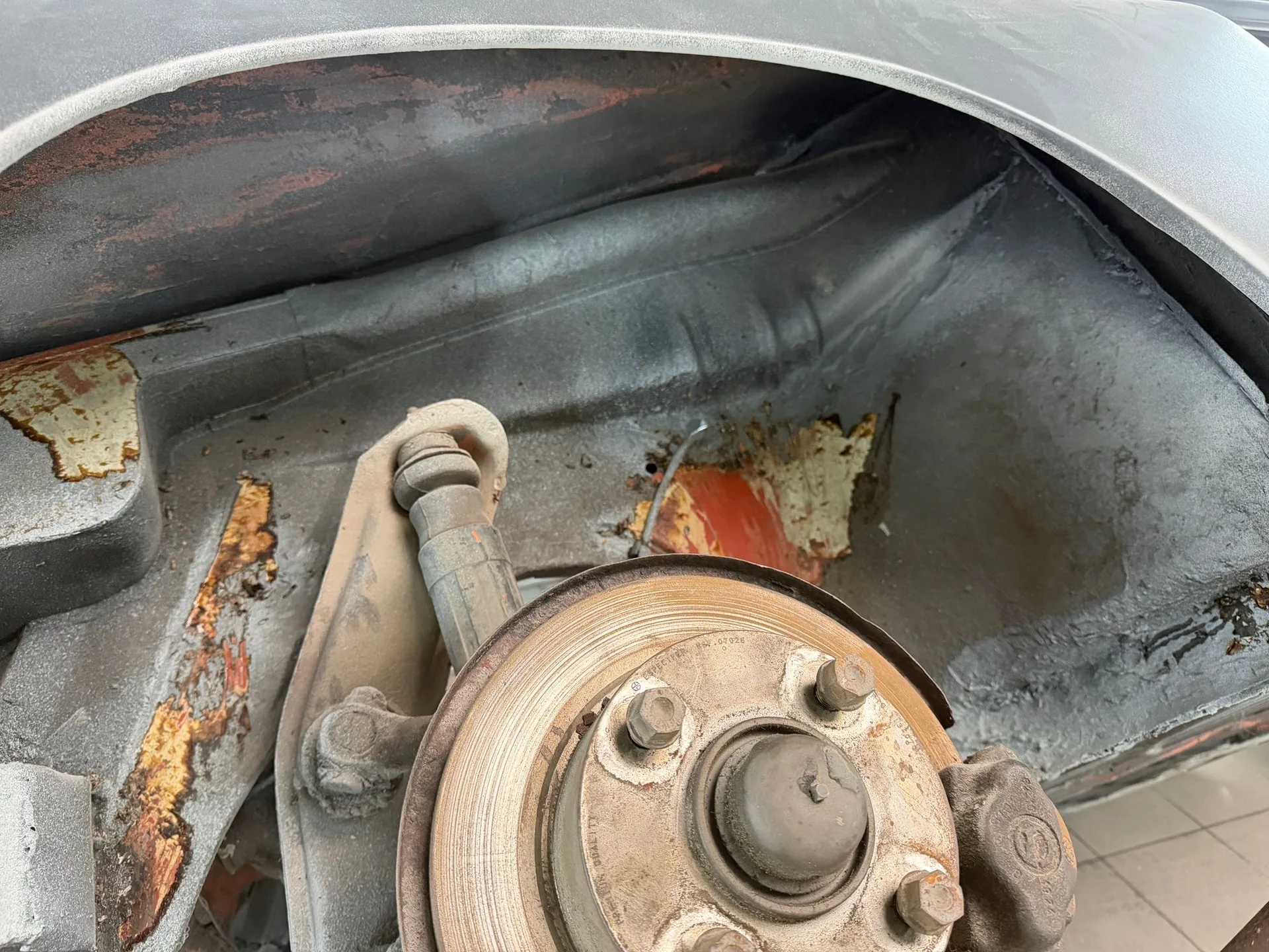 Fragment karoserii po usunięciu rdzy laserem