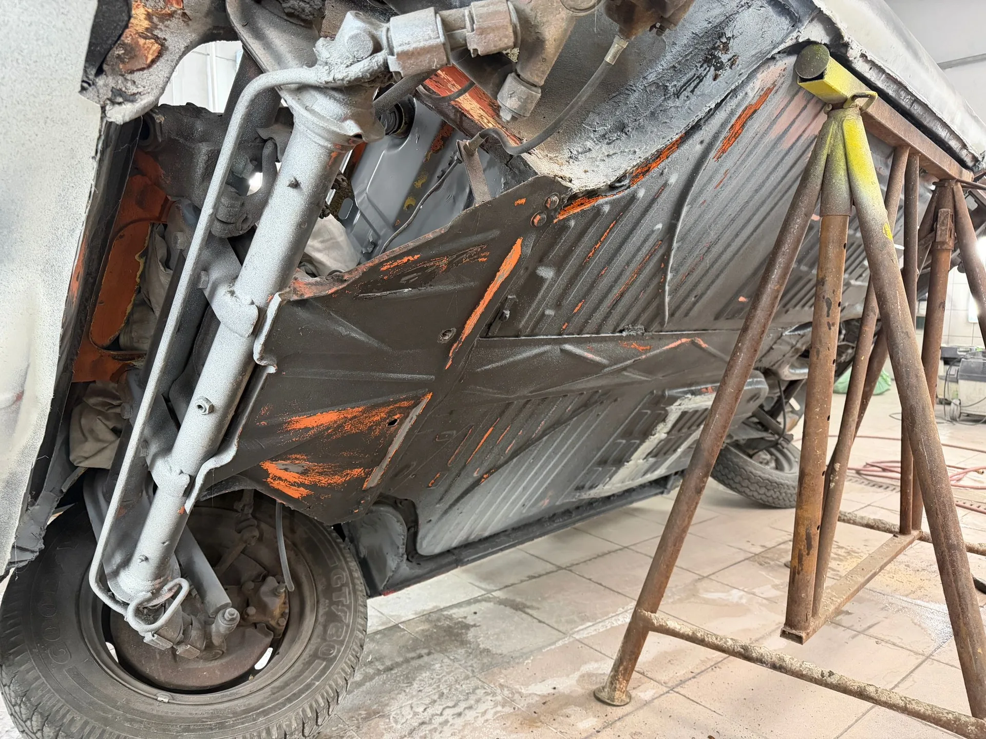 Postęp czyszczenia laserowego karoserii