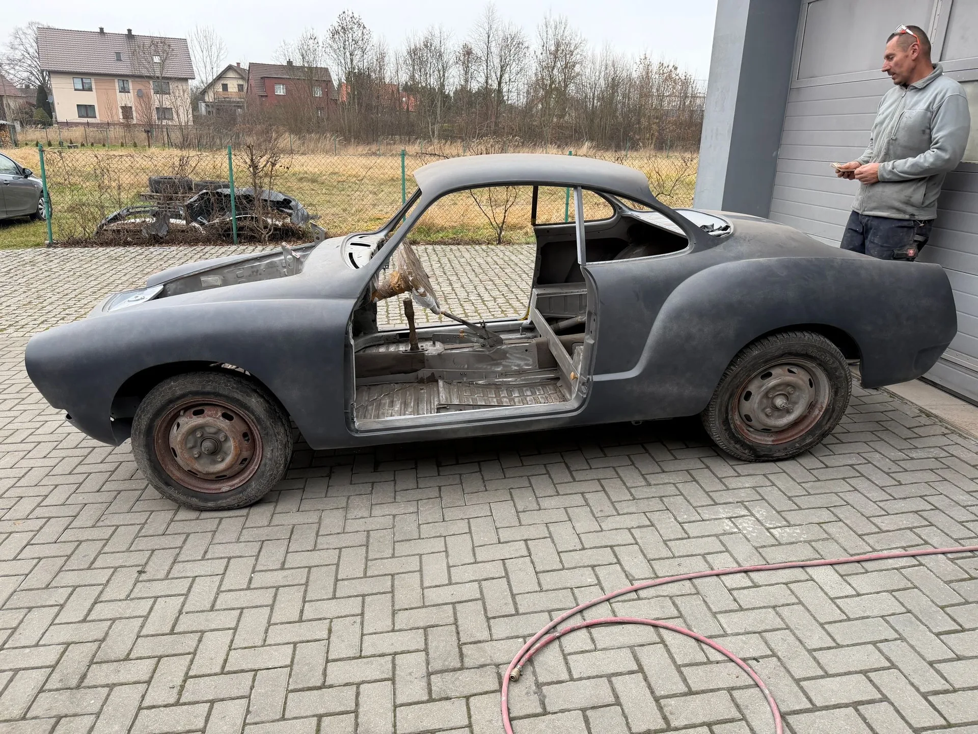 Karoseria Karmann Ghia podczas renowacji laserowej