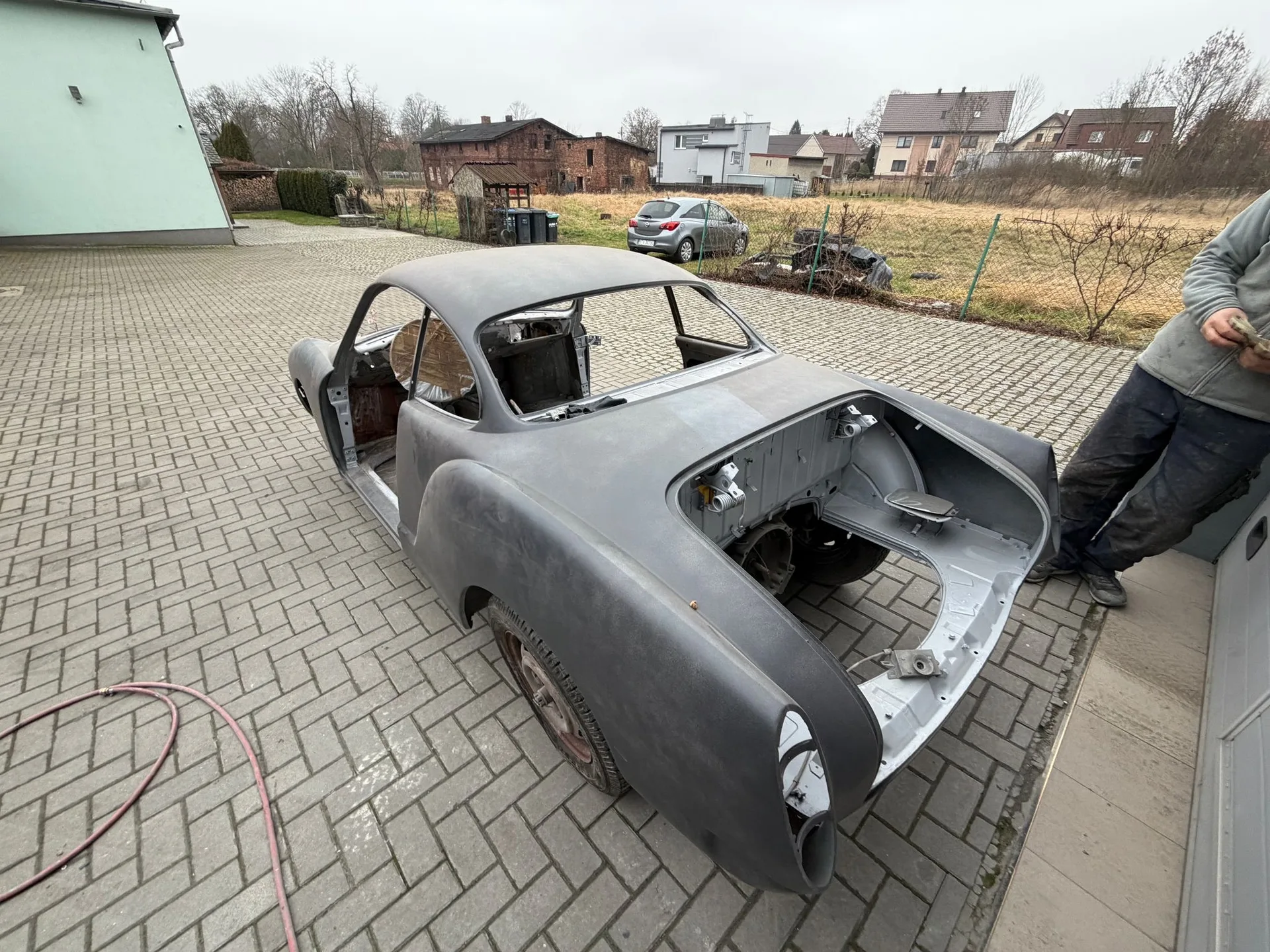 Granica między oczyszczoną a zardzewiałą blachą