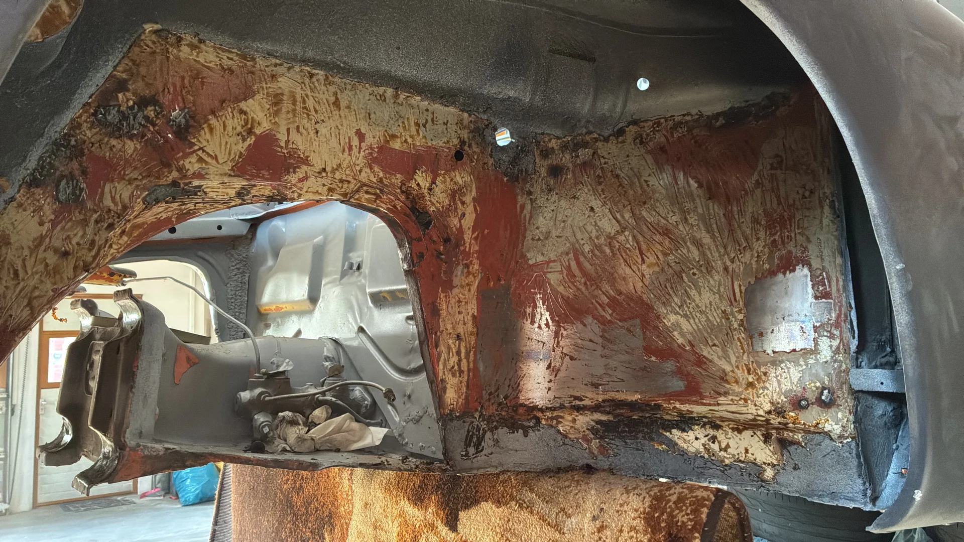 Widok karoserii VW Karmann Ghia podczas czyszczenia