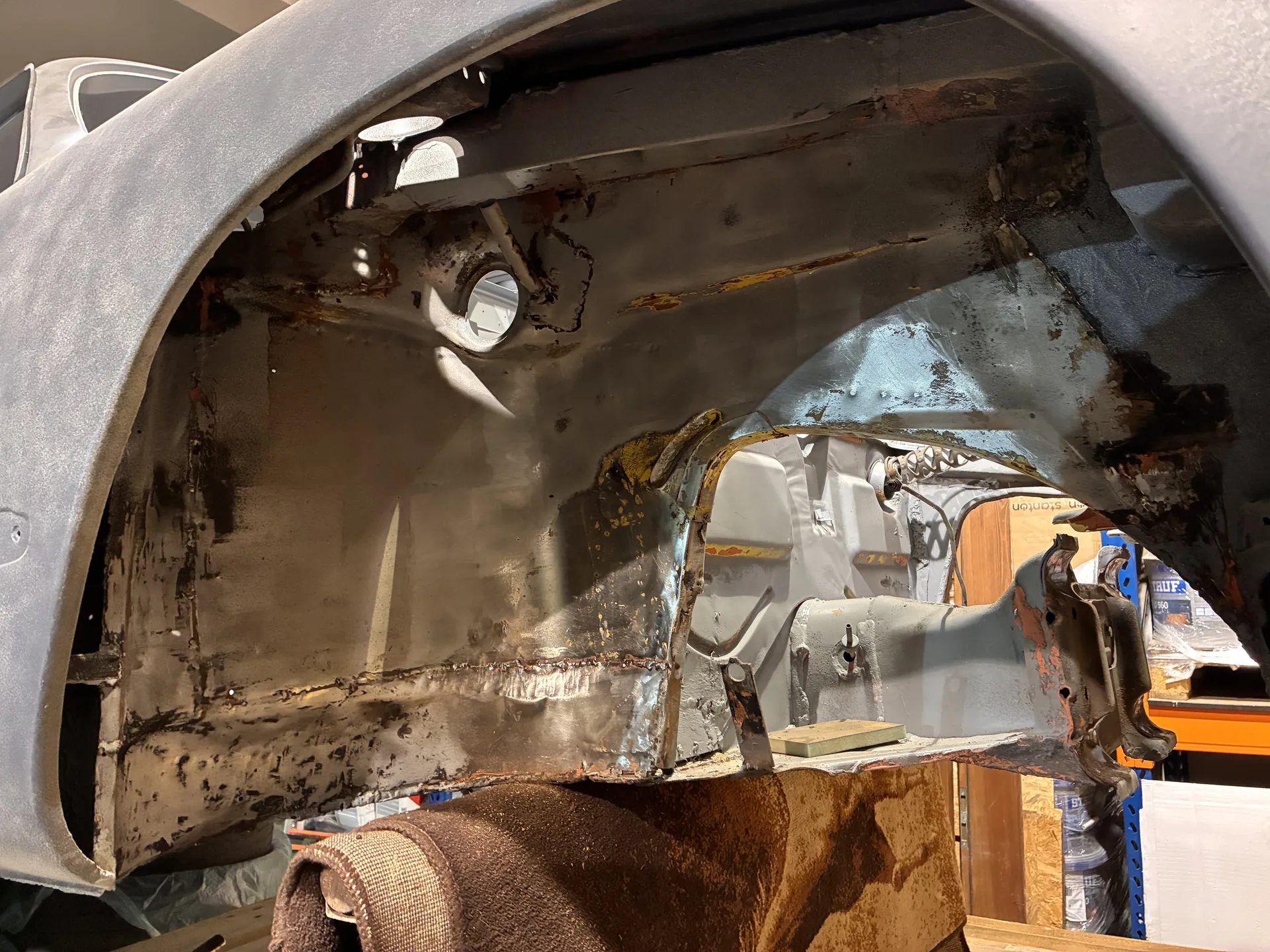 Karoseria VW Karmann Ghia przed czyszczeniem laserowym