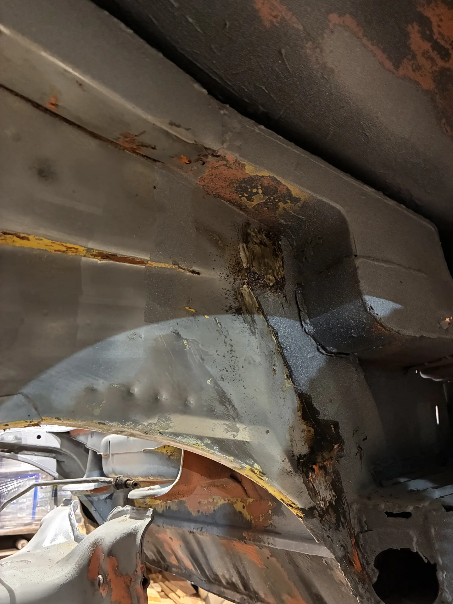 Korozja na blasze nadwozia VW Karmann Ghia