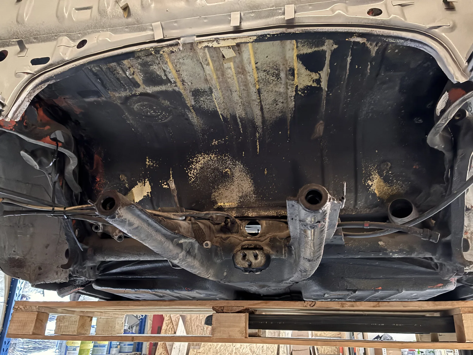 Oczyszczona blacha obok zardzewiałej powierzchni