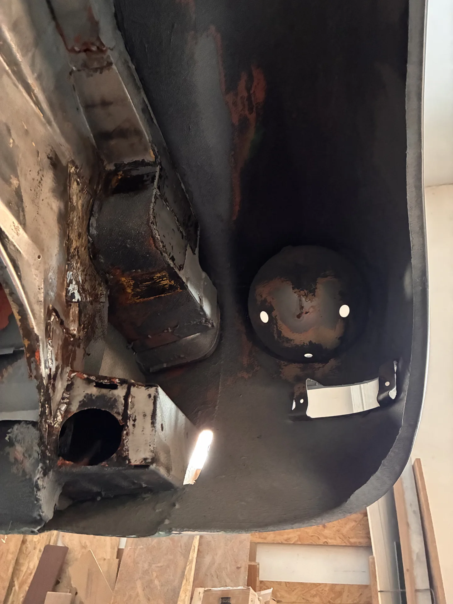 Fragment karoserii w trakcie czyszczenia laserem