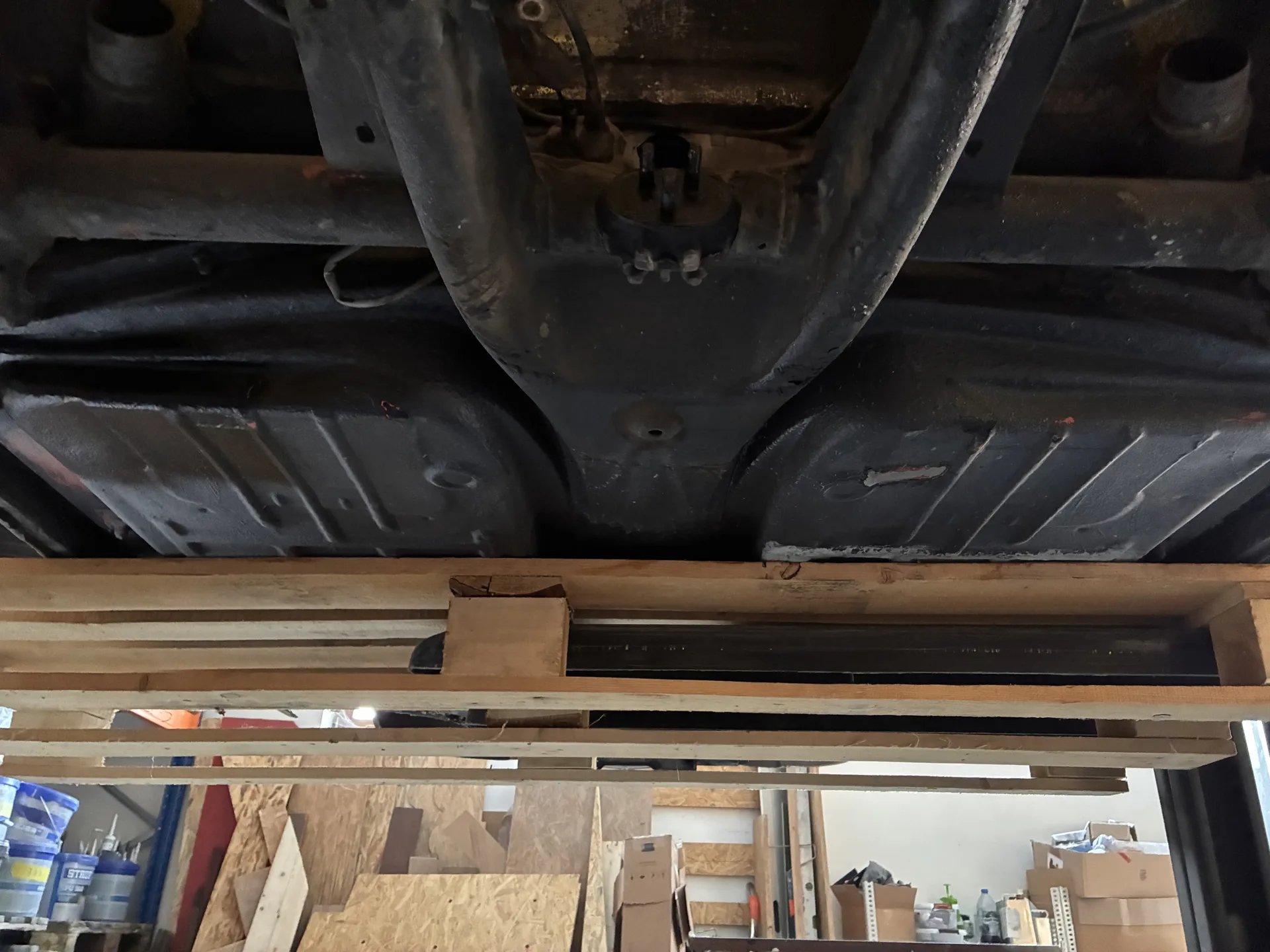 Widok karoserii podczas pracy lasera czyszczącego