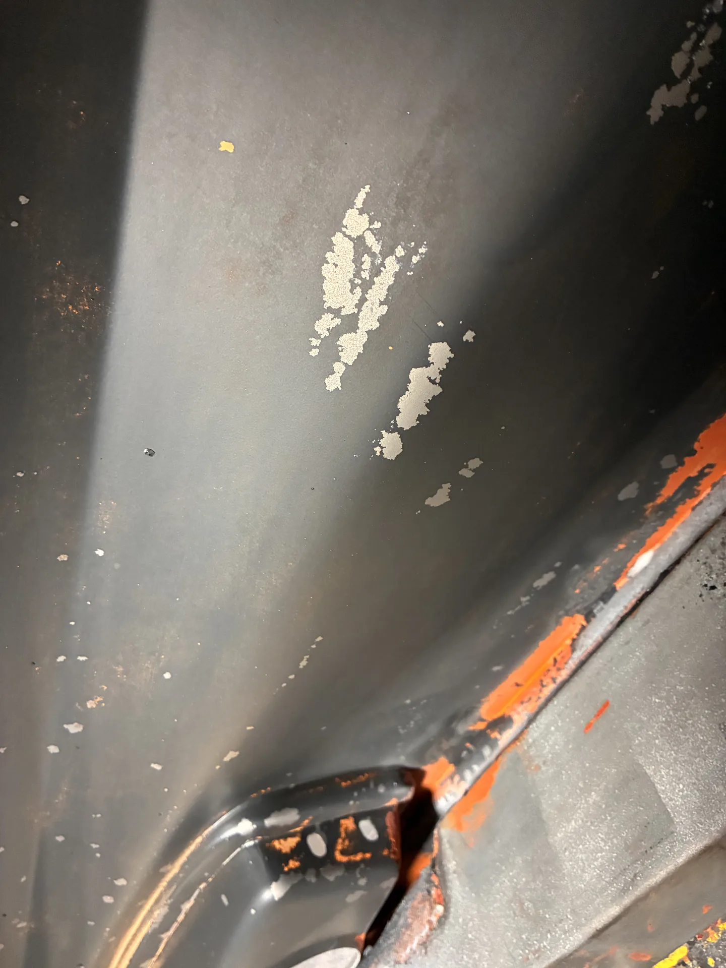 Karoseria Karmann Ghia po czyszczeniu — widok ogólny