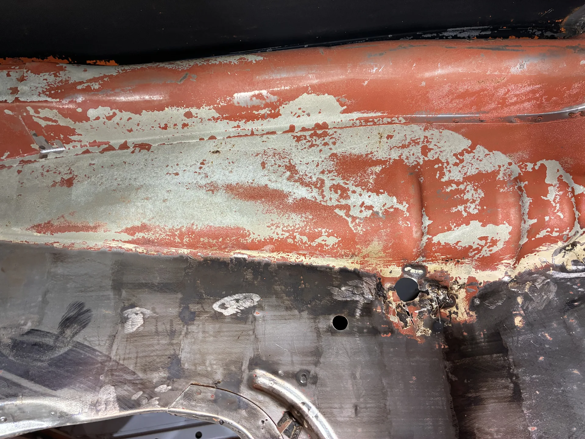 Goła blacha po usunięciu rdzy i farby laserem