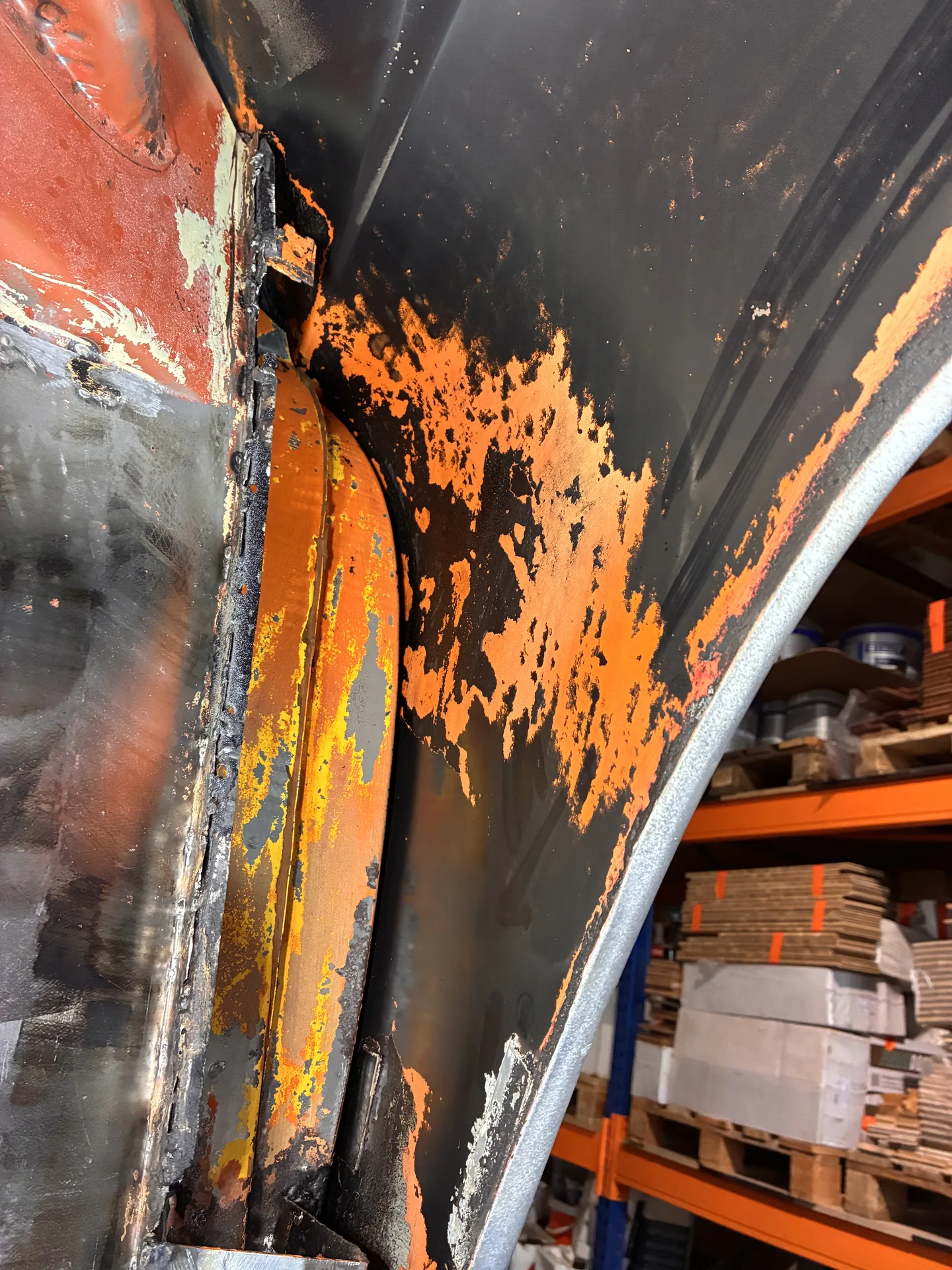 Detal oczyszczonej karoserii Karmann Ghia