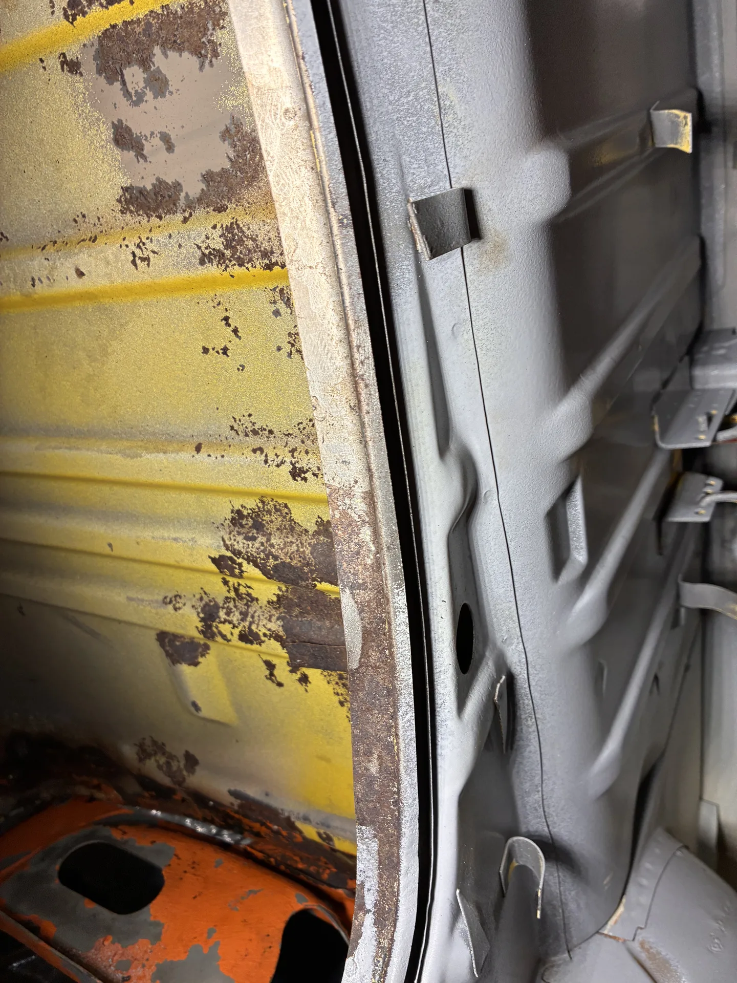 Nadwozie VW Karmann Ghia po usunięciu korozji