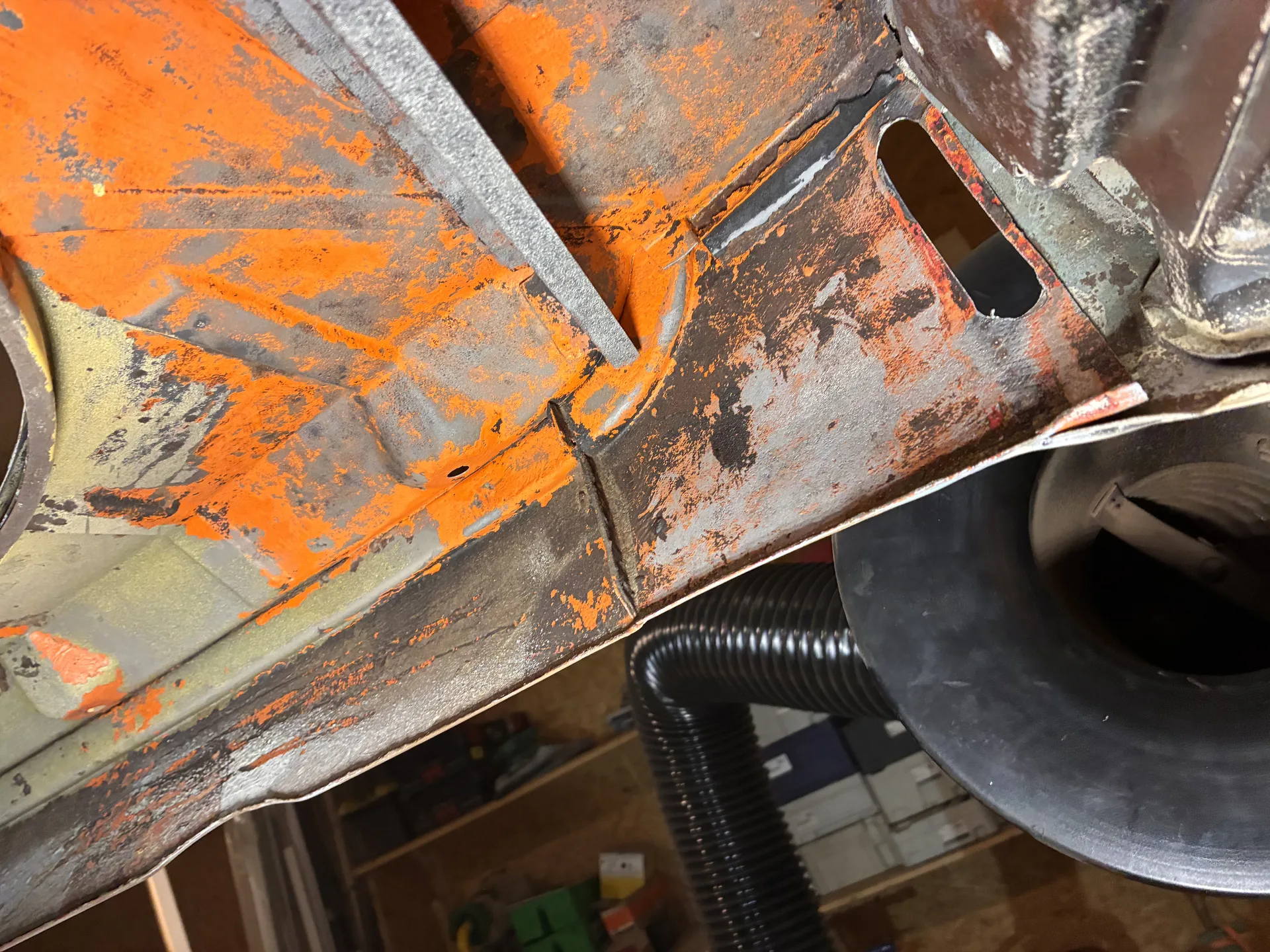 Bagażnik Karmann Ghia po czyszczeniu laserowym