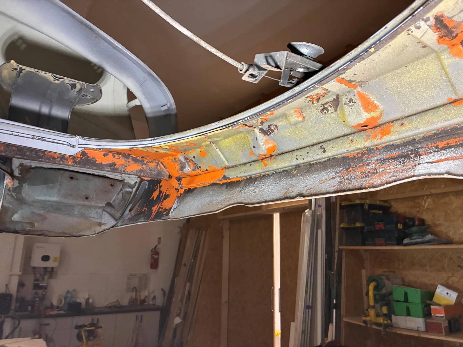 Wnętrze nadwozia po usunięciu rdzy laserem