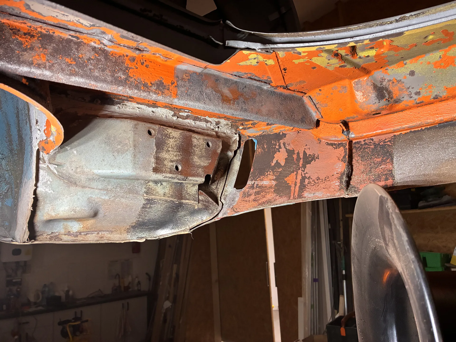 Podłoga nadwozia VW Karmann Ghia oczyszczona