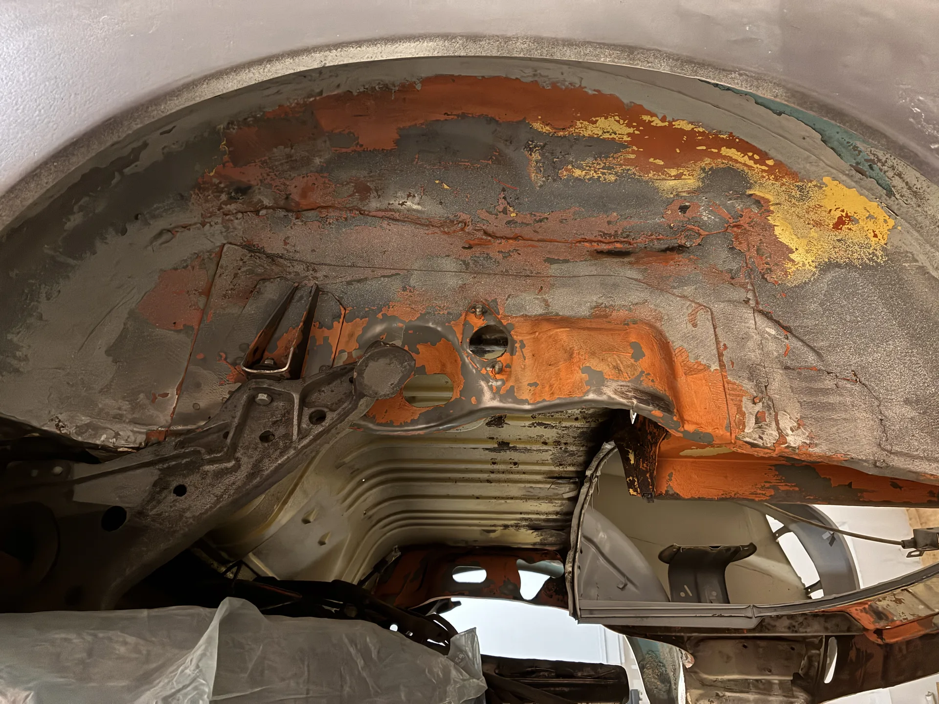 Podwozie Karmann Ghia po czyszczeniu laserem