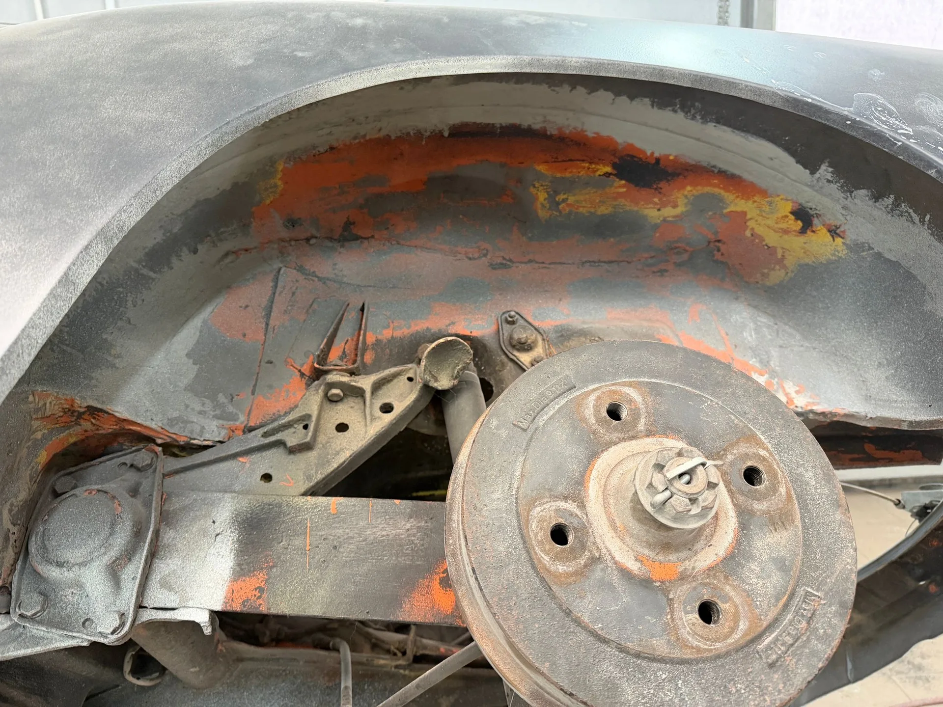 Efekt czyszczenia laserowego na blasze karoserii