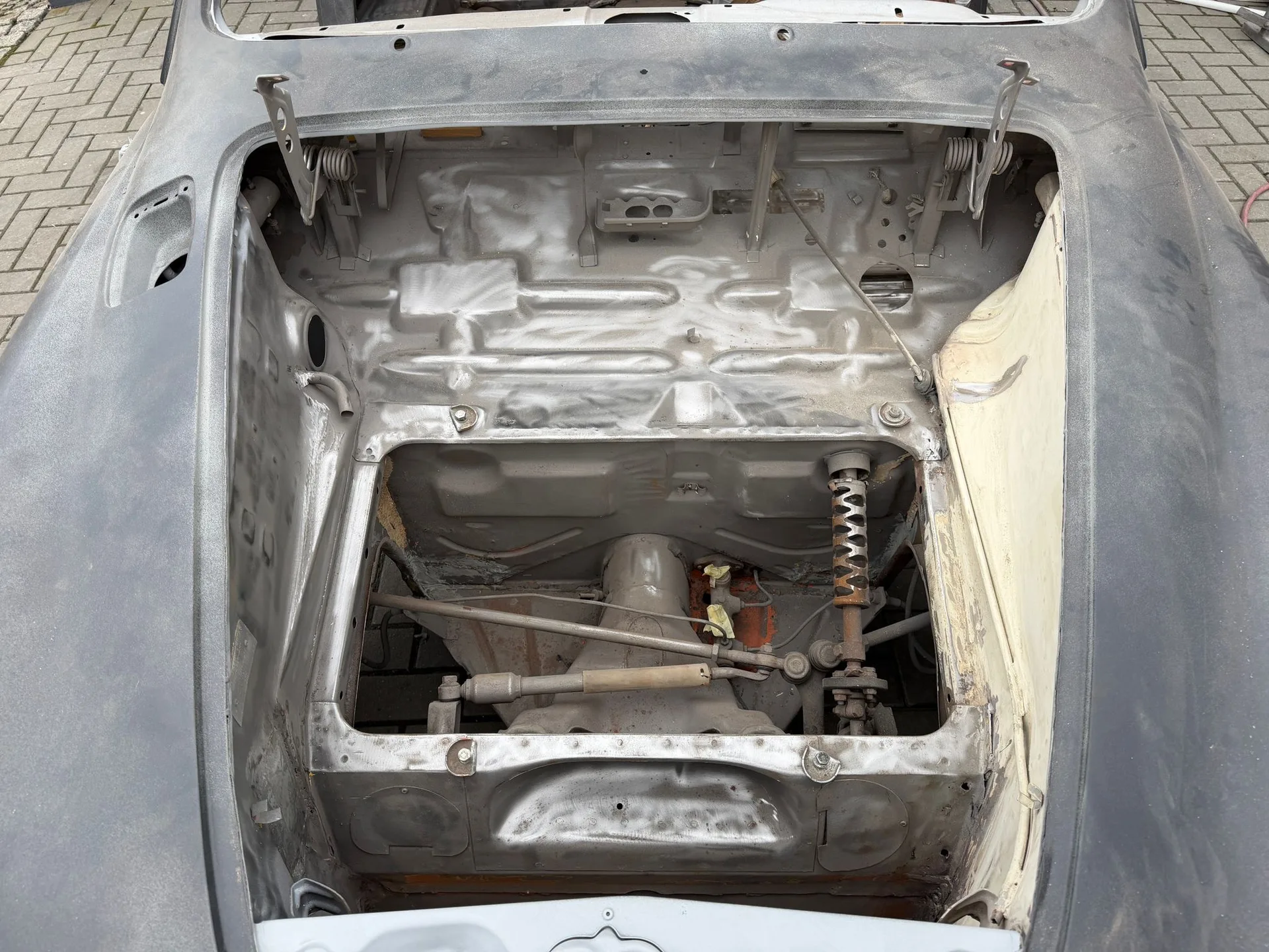 Czyszczenie laserowe elementu karoserii Karmann Ghia