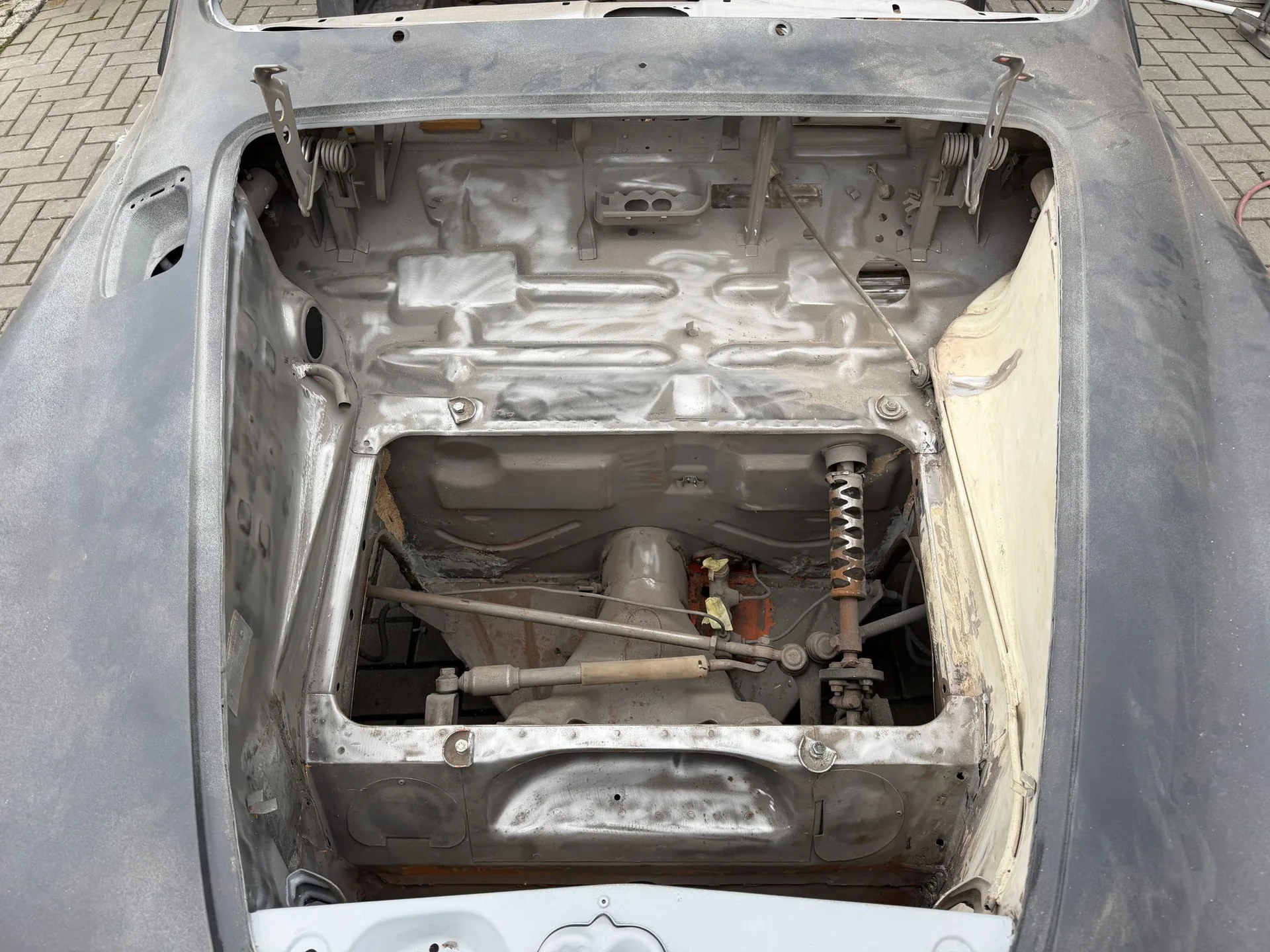 Karoseria Karmann Ghia po kompleksowym czyszczeniu