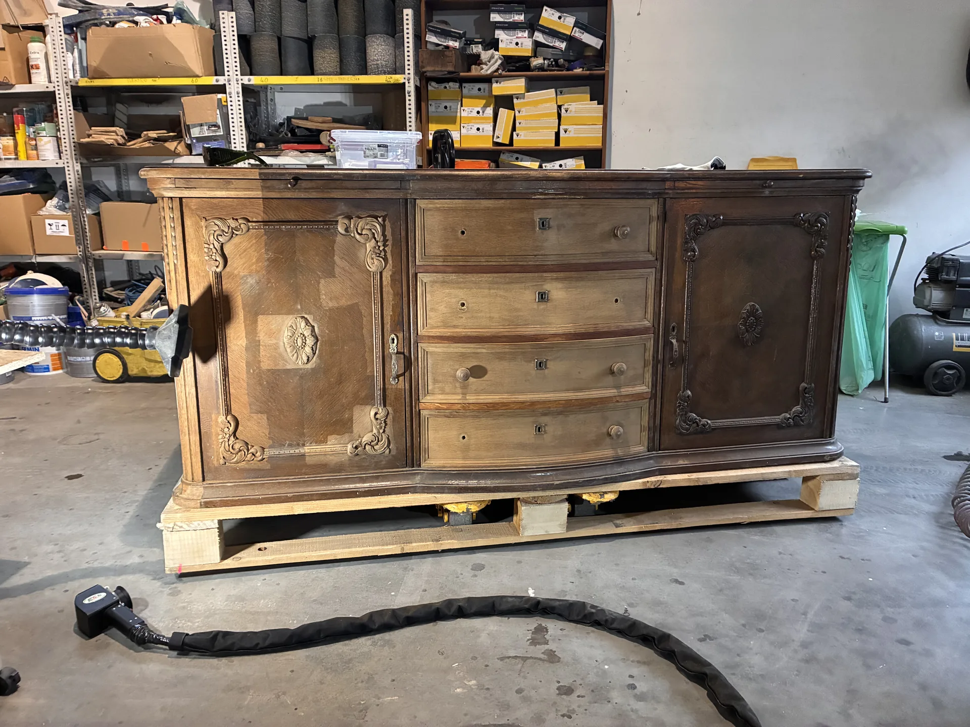 Kredens antyczny duży — widok przed renowacją