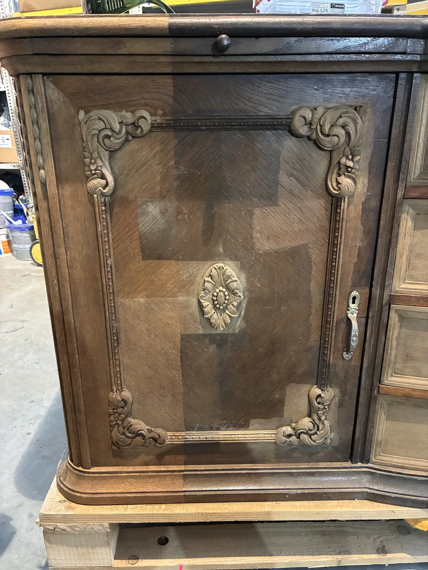 Rzeźbienia kredensu pokryte starym lakierem