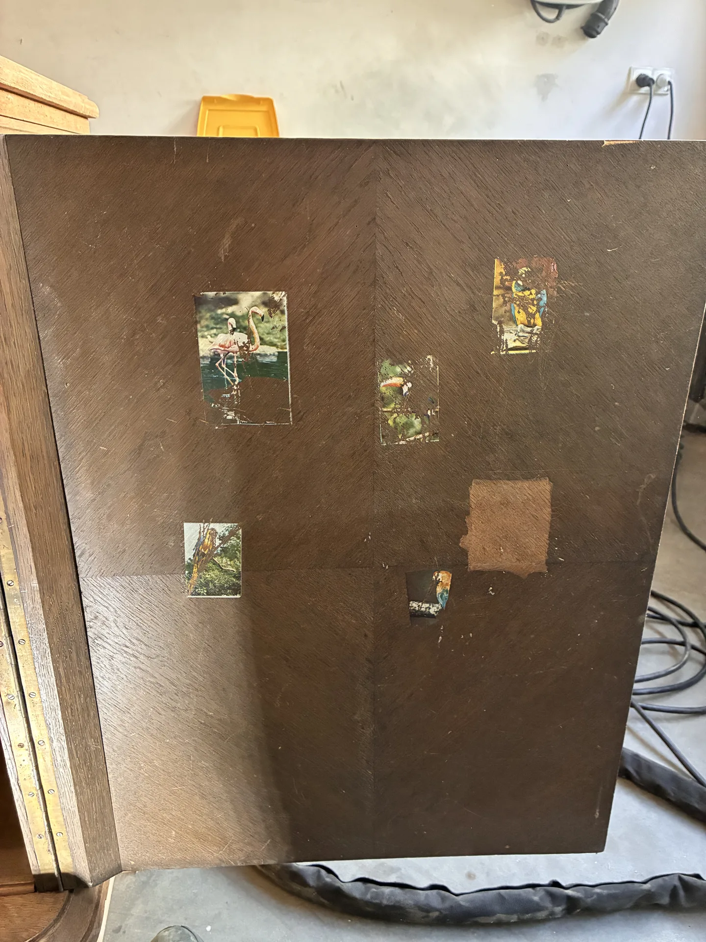 Laser usuwa stary lakier z rzeźbień