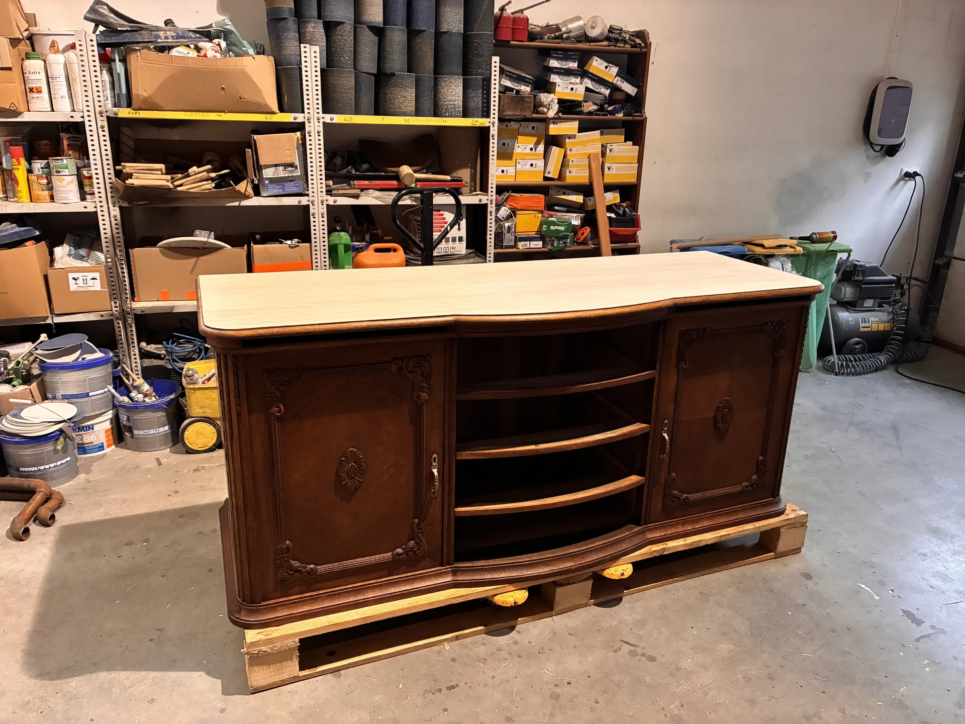 Detal rzeźbień w trakcie czyszczenia laserem