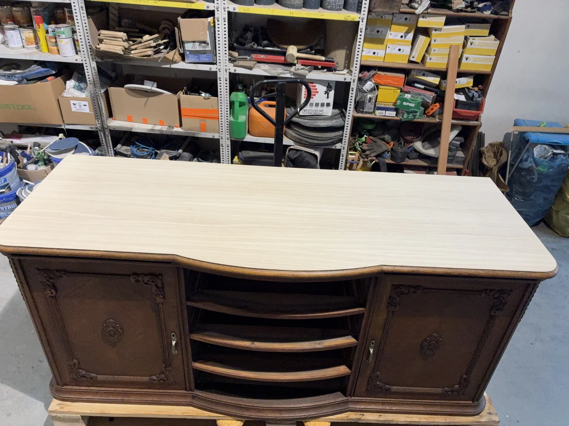 Fragment kredensu po usunięciu lakieru