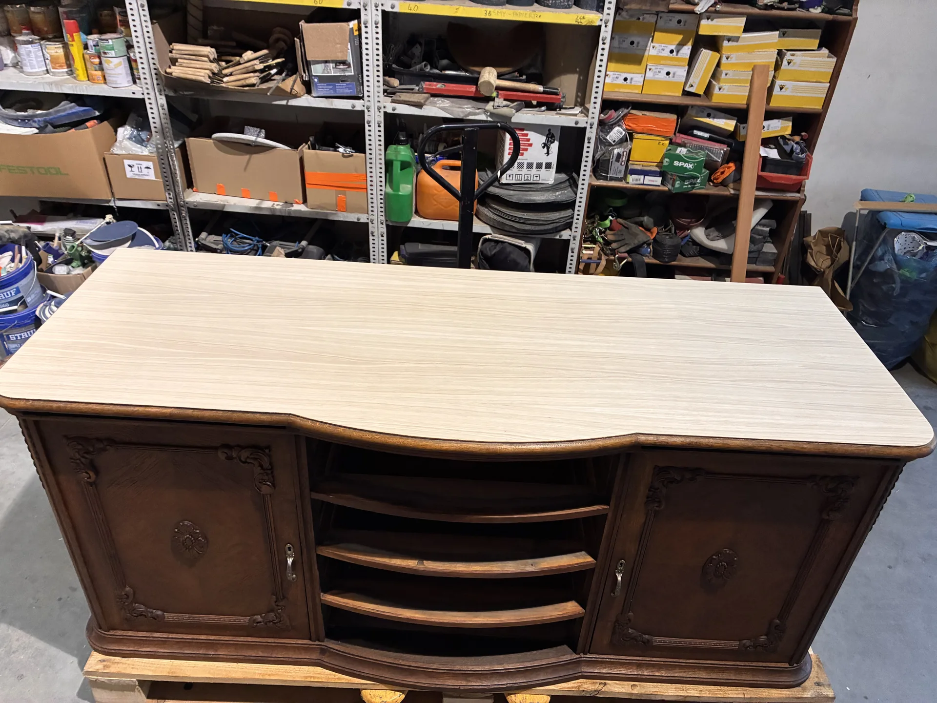 Postęp czyszczenia laserowego kredensu