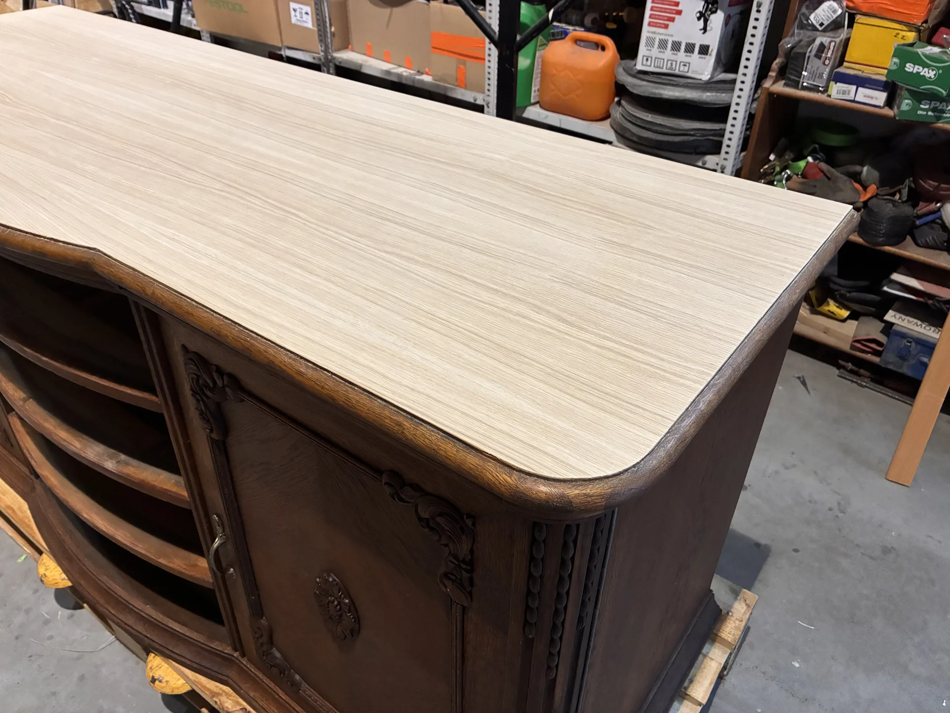 Rzeźbienia kredensu po czyszczeniu laserowym