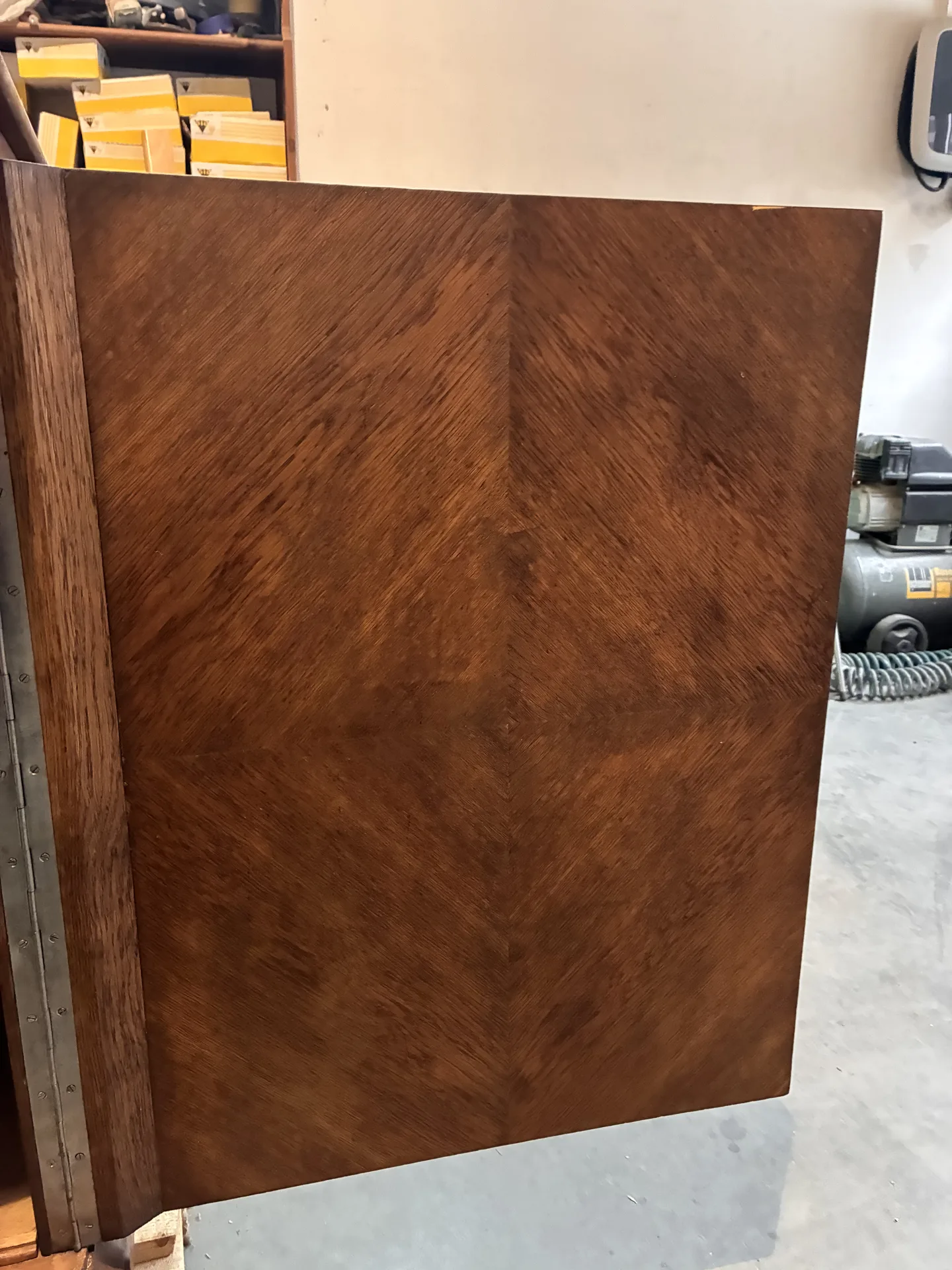 Drewno kredensu odsłonięte po renowacji