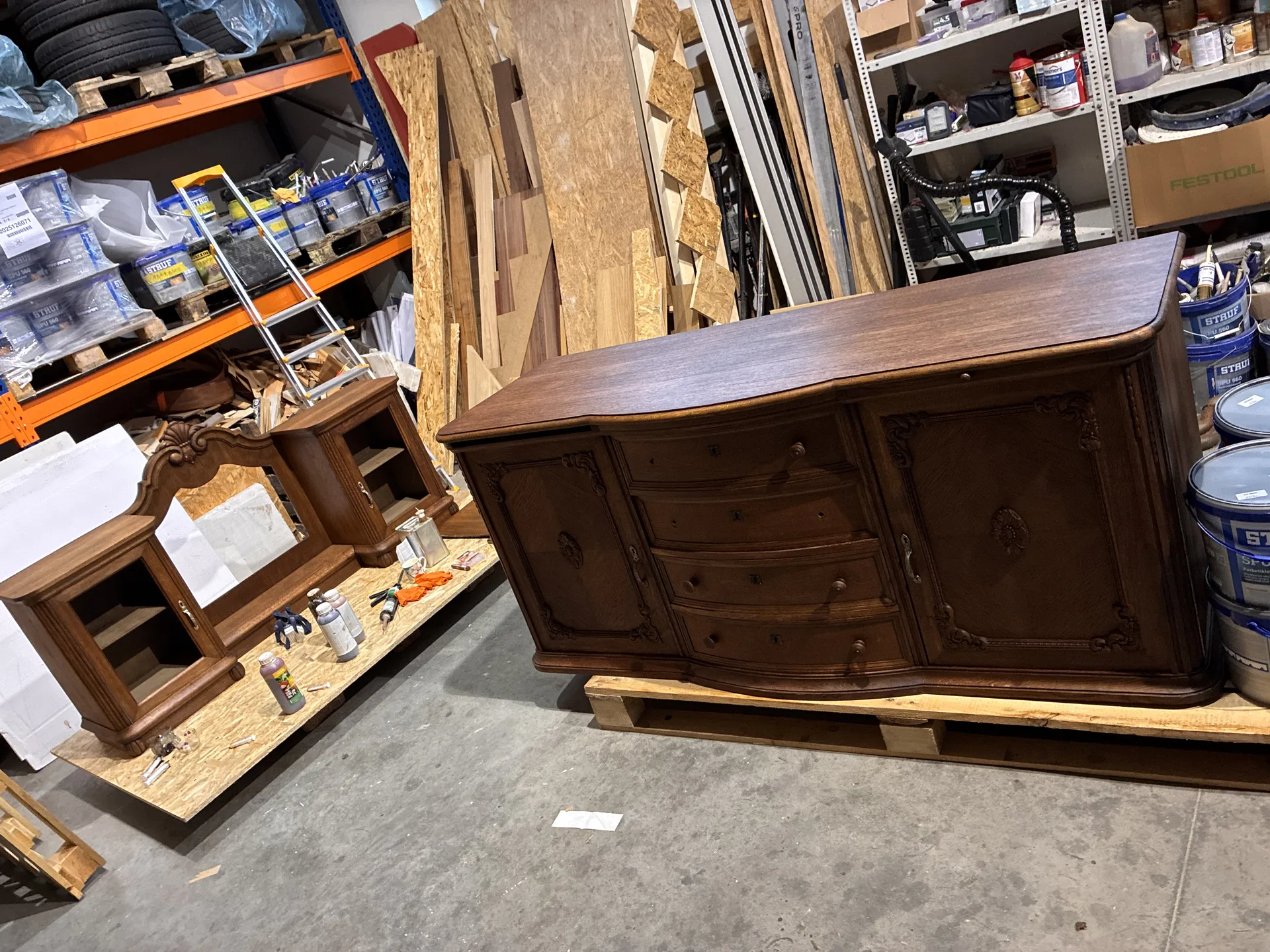 Kredens antyczny duży — detale po czyszczeniu