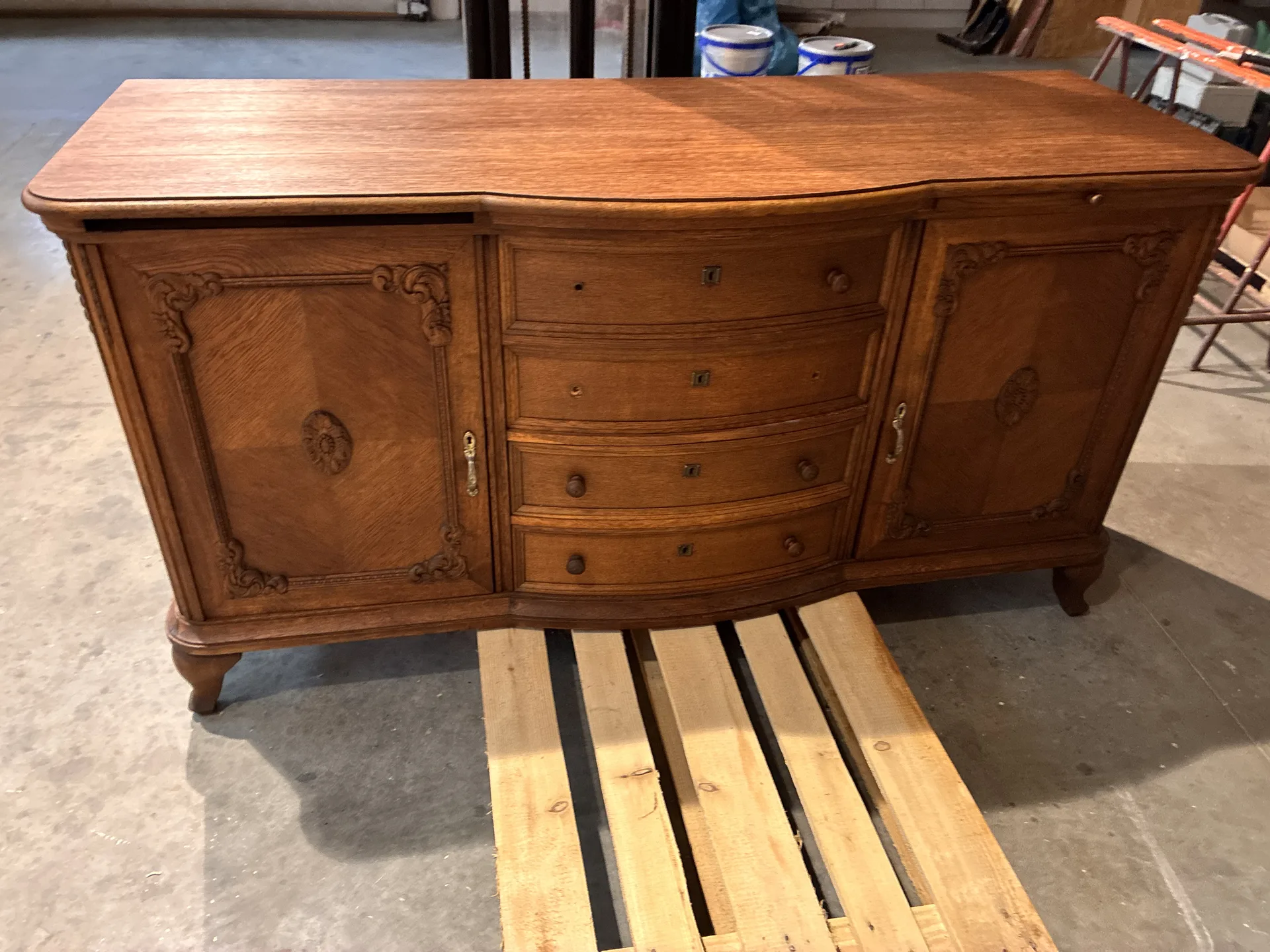 Duży kredens antyczny po renowacji