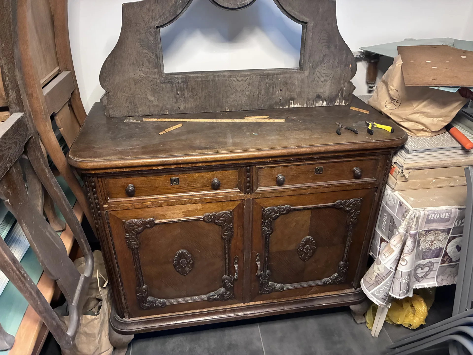 Stary lakier i politura na kredensie