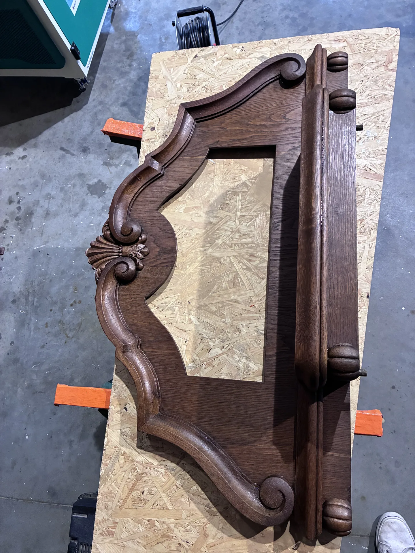 Czyszczenie laserowe kredensu — widok ogólny