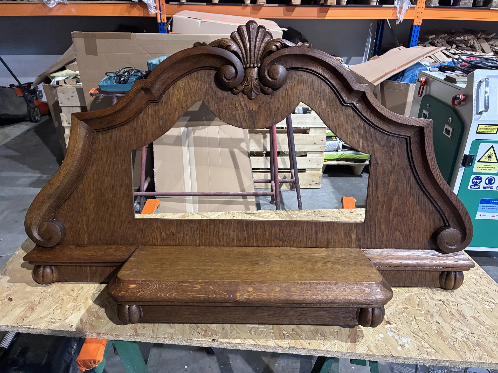 Usuwanie lakieru z kredensu laserem 300W