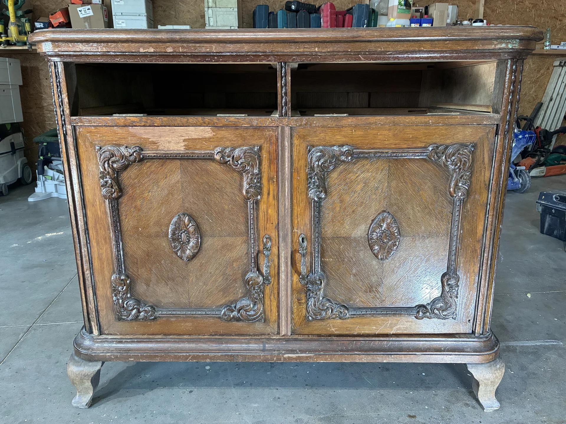 Detal rzeźbienia kredensu w trakcie czyszczenia